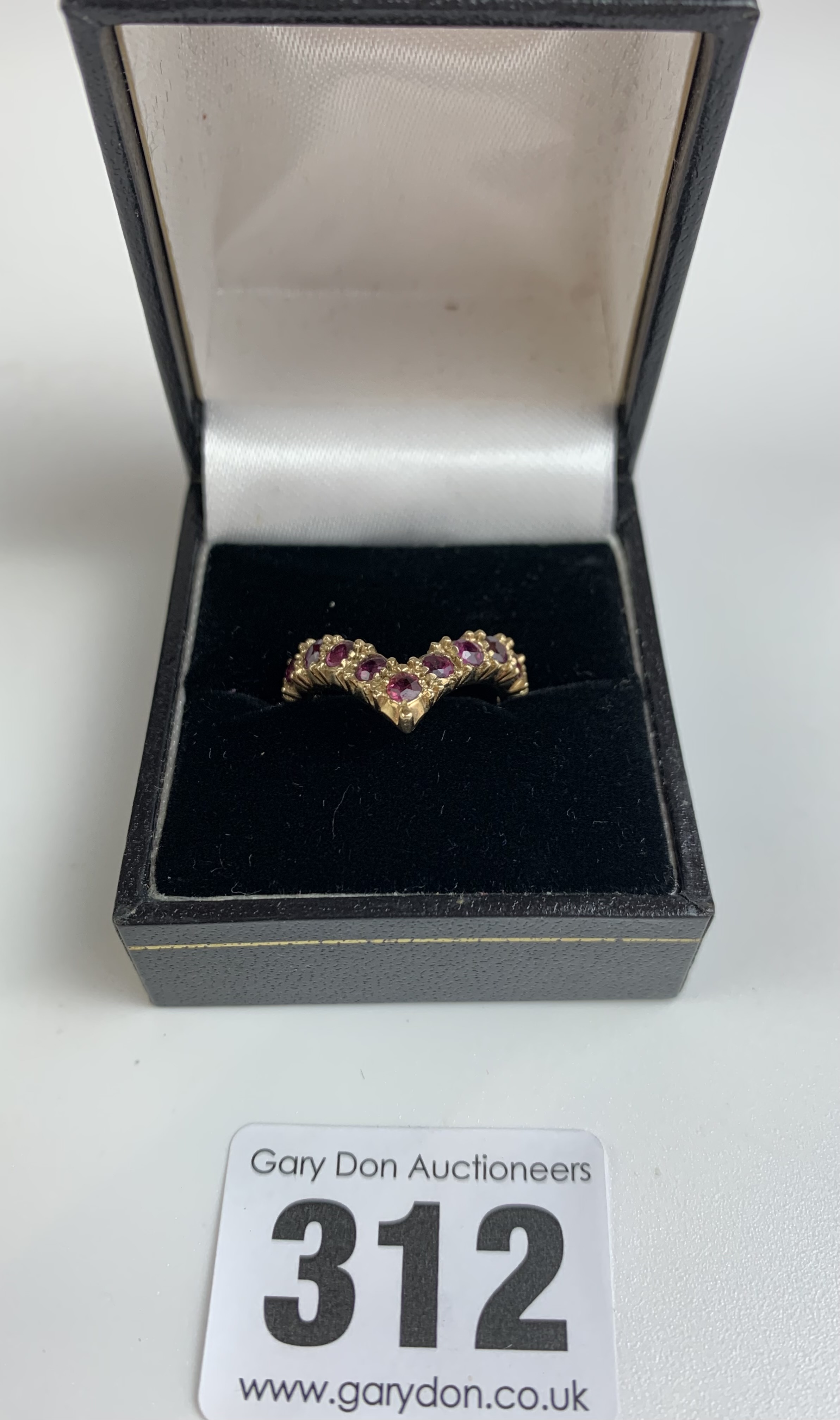 9k gold and red stone wishbone ring, size L/M, w: 3.4 gms - Image 2 of 7