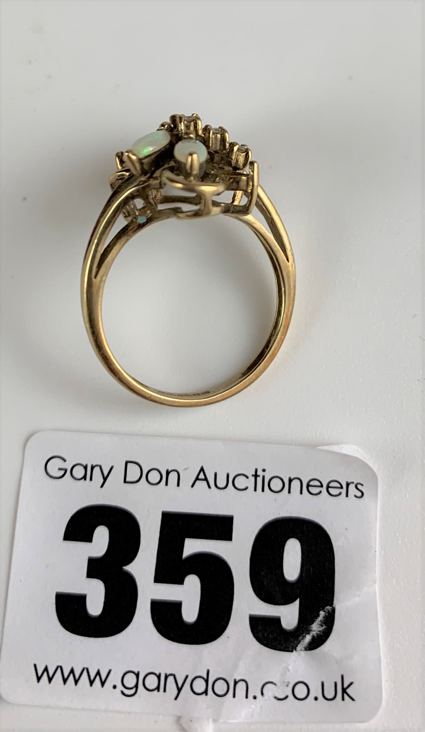 9k gold ring with opal flower design, size K, w: 2.6 gms - Image 4 of 5