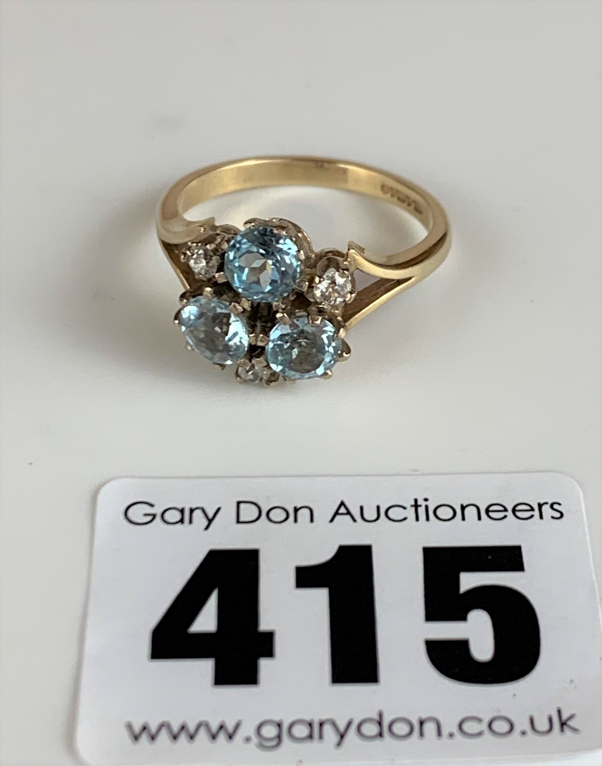 9k gold ring with light blue stones, size O, w: 4.2 gms - Image 2 of 4