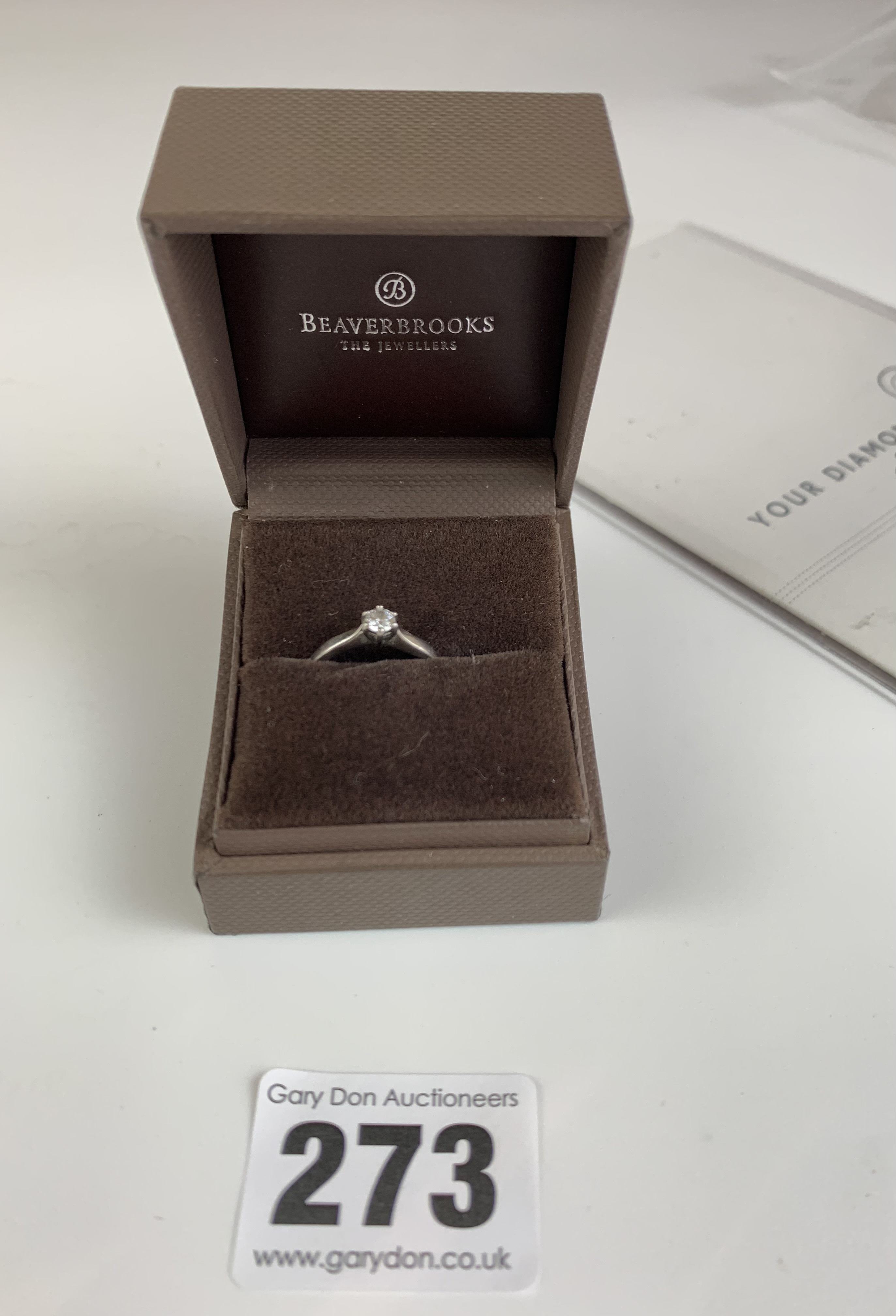 Platinum and diamond engagement ring with certificate. Carat w: 0.15, clarity SI1, cut round - Image 2 of 7