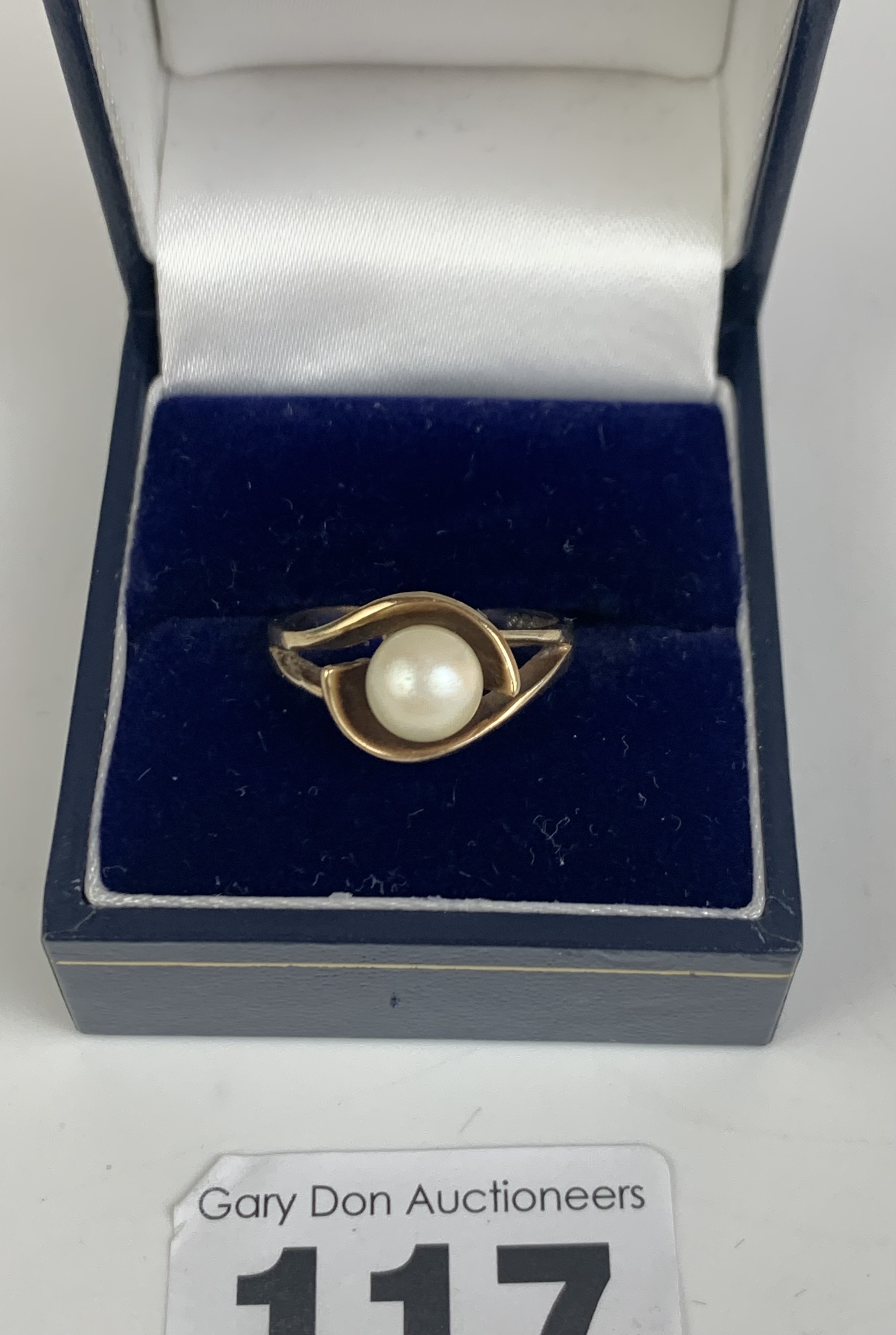 9k gold and pearl ring, size N, w: 2.7 gms