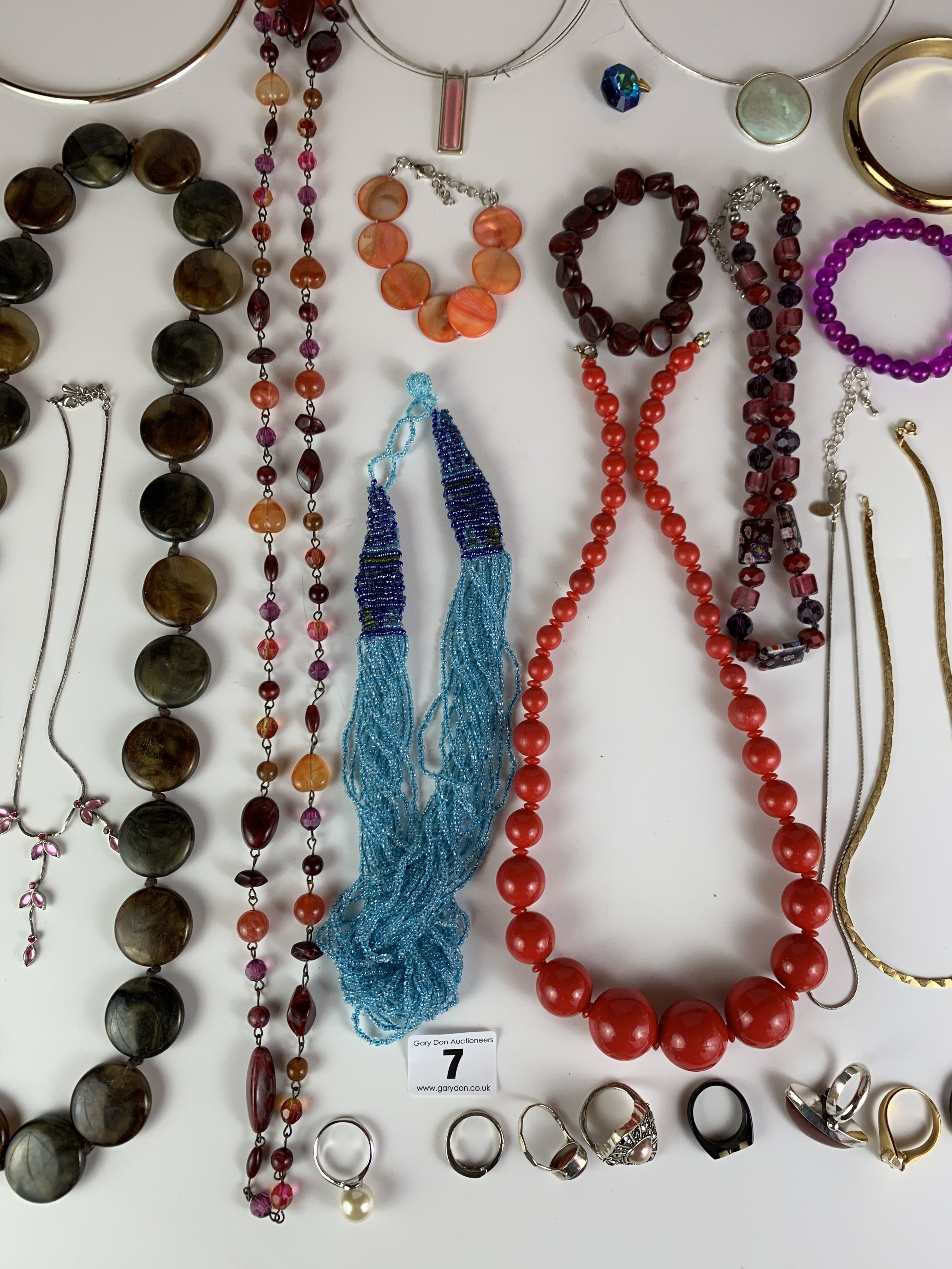 Dress jewellery including necklaces, beads, bracelets, rings etc. - Image 7 of 14
