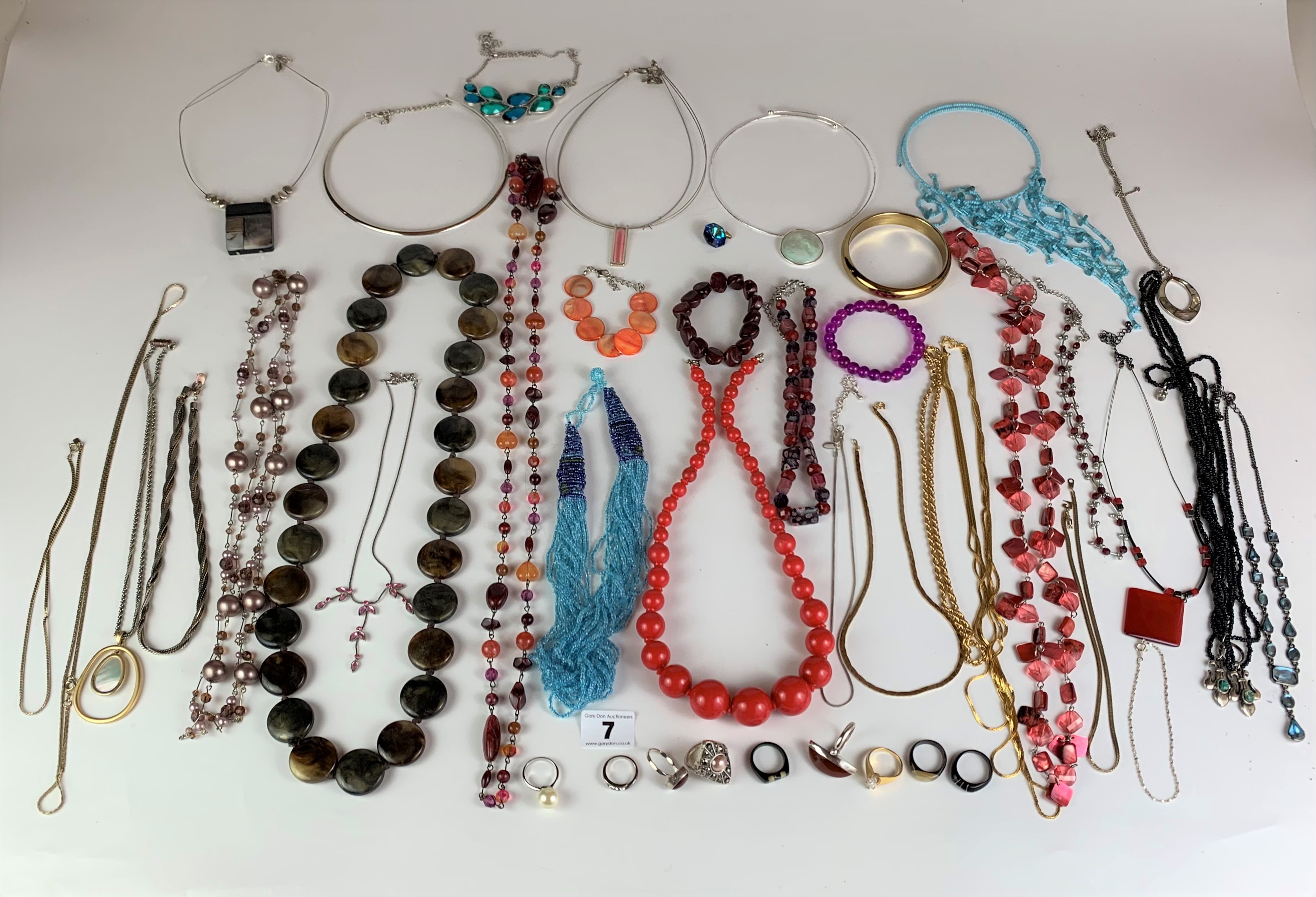 Dress jewellery including necklaces, beads, bracelets, rings etc. - Image 2 of 14