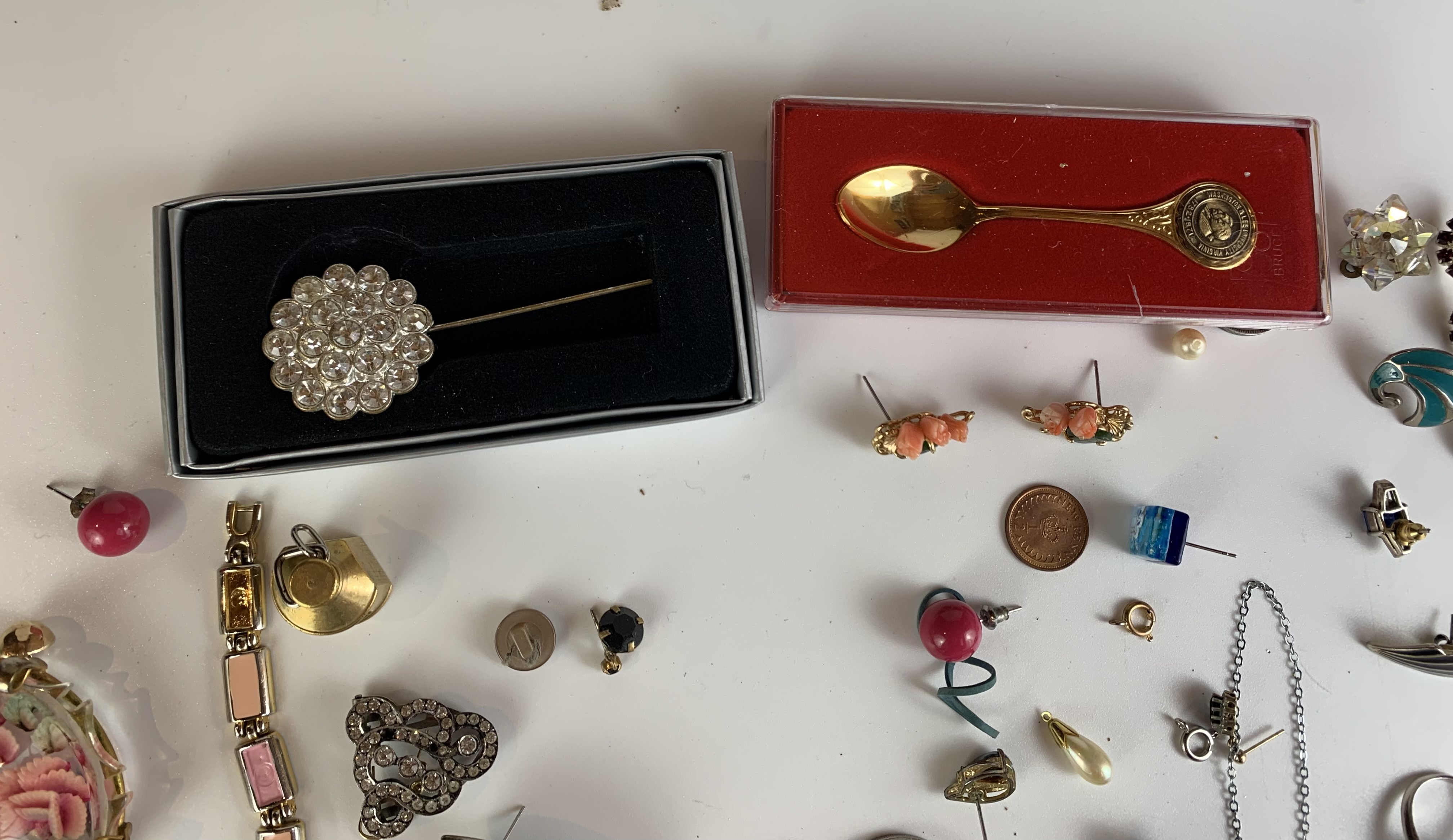 Dress jewellery including brooches, earrings, rings, souvenir spoon, odd coins and Azur watch - Image 9 of 9