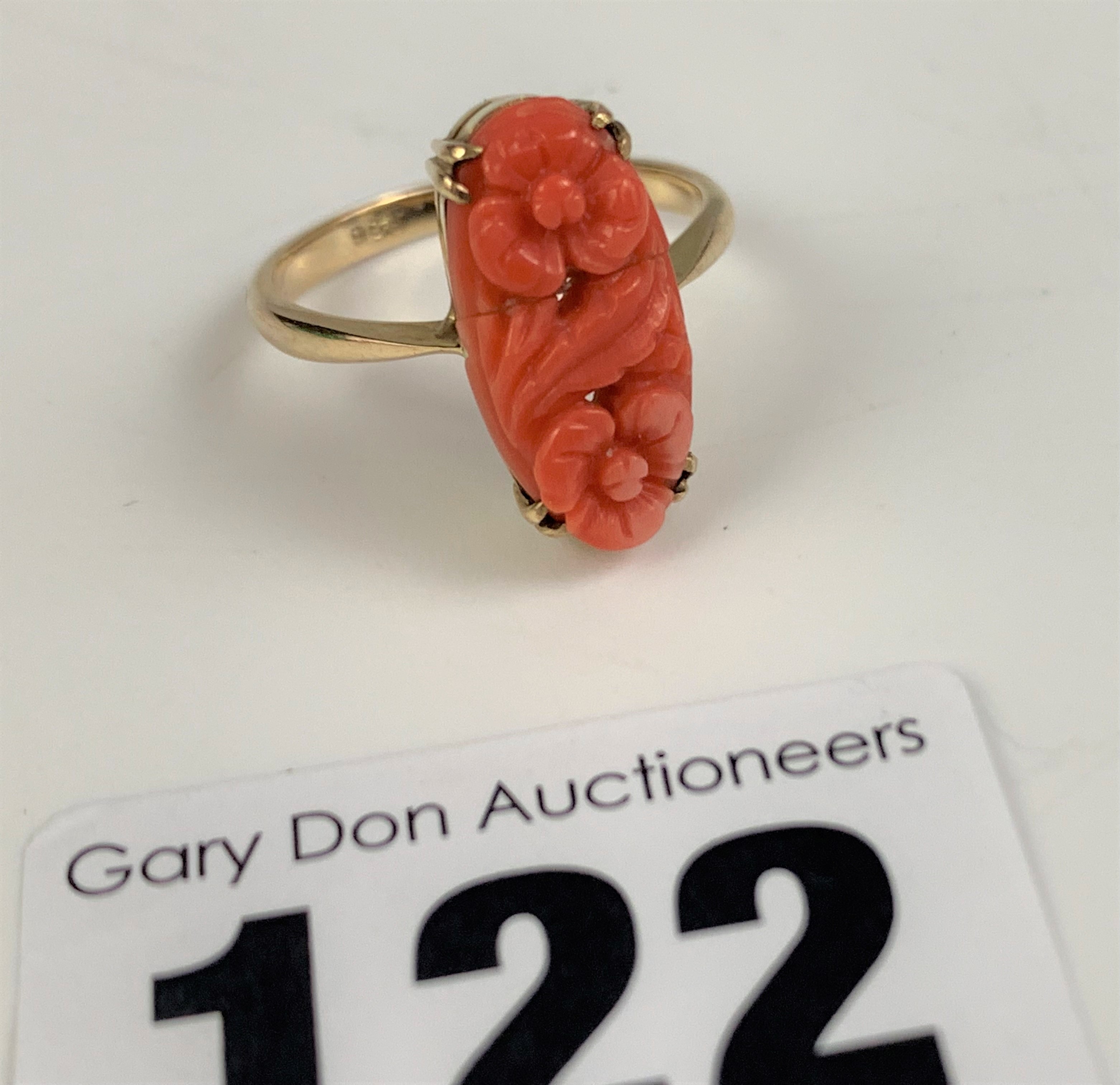 9k gold and coral ring, size L, w: 2.3 gms - Image 2 of 6