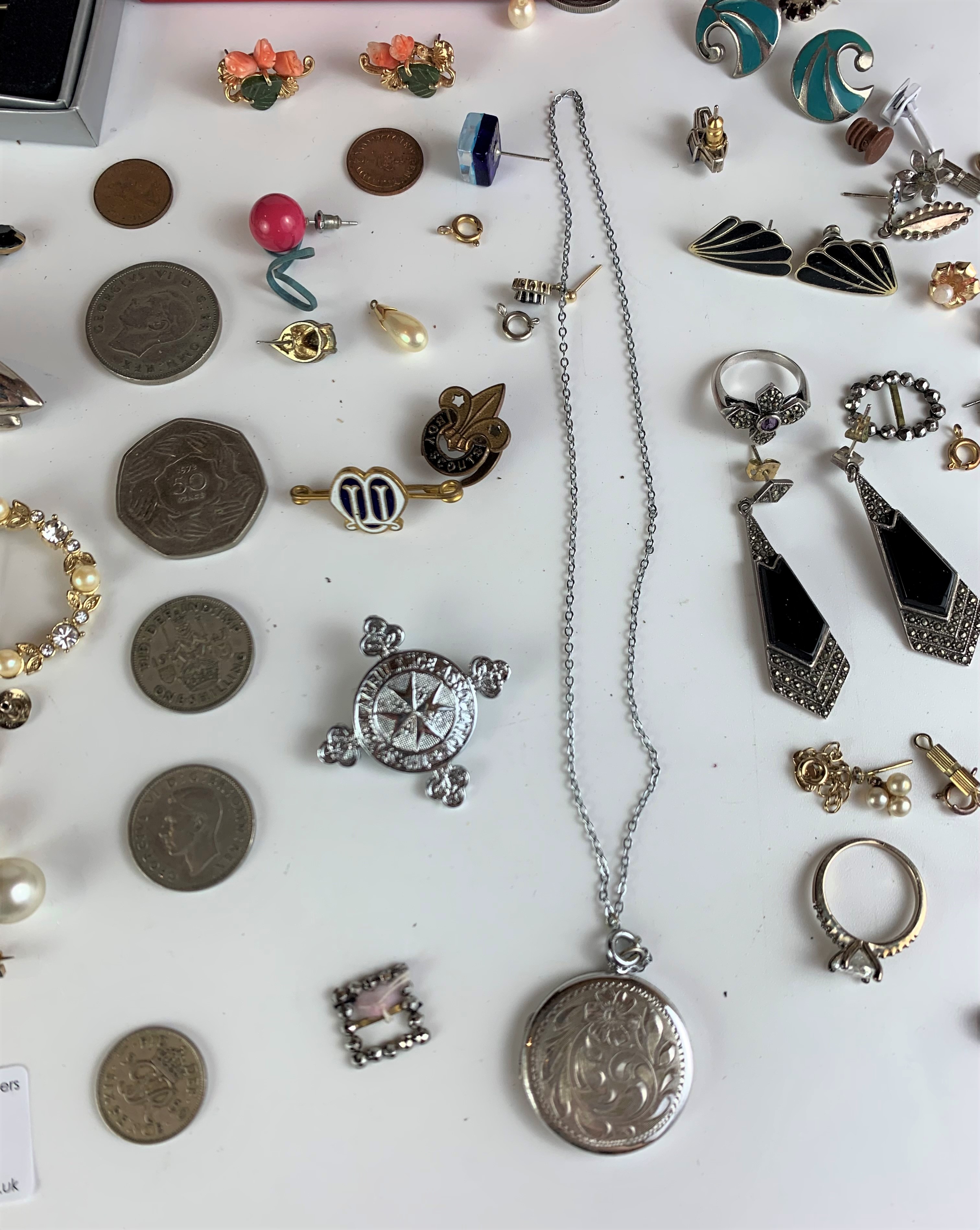 Dress jewellery including brooches, earrings, rings, souvenir spoon, odd coins and Azur watch - Image 5 of 9