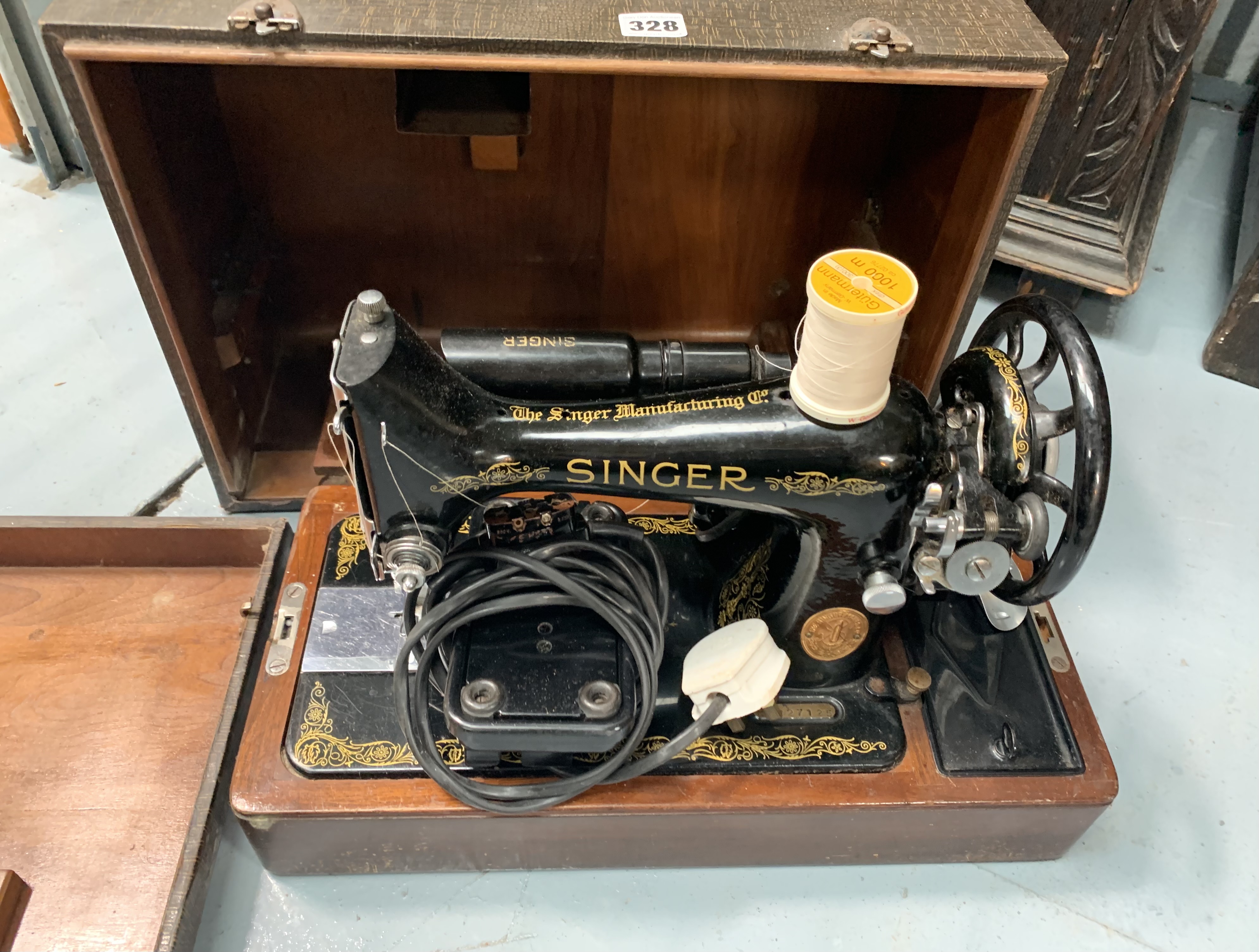 Singer sewing machine in case with accessories - Image 4 of 4