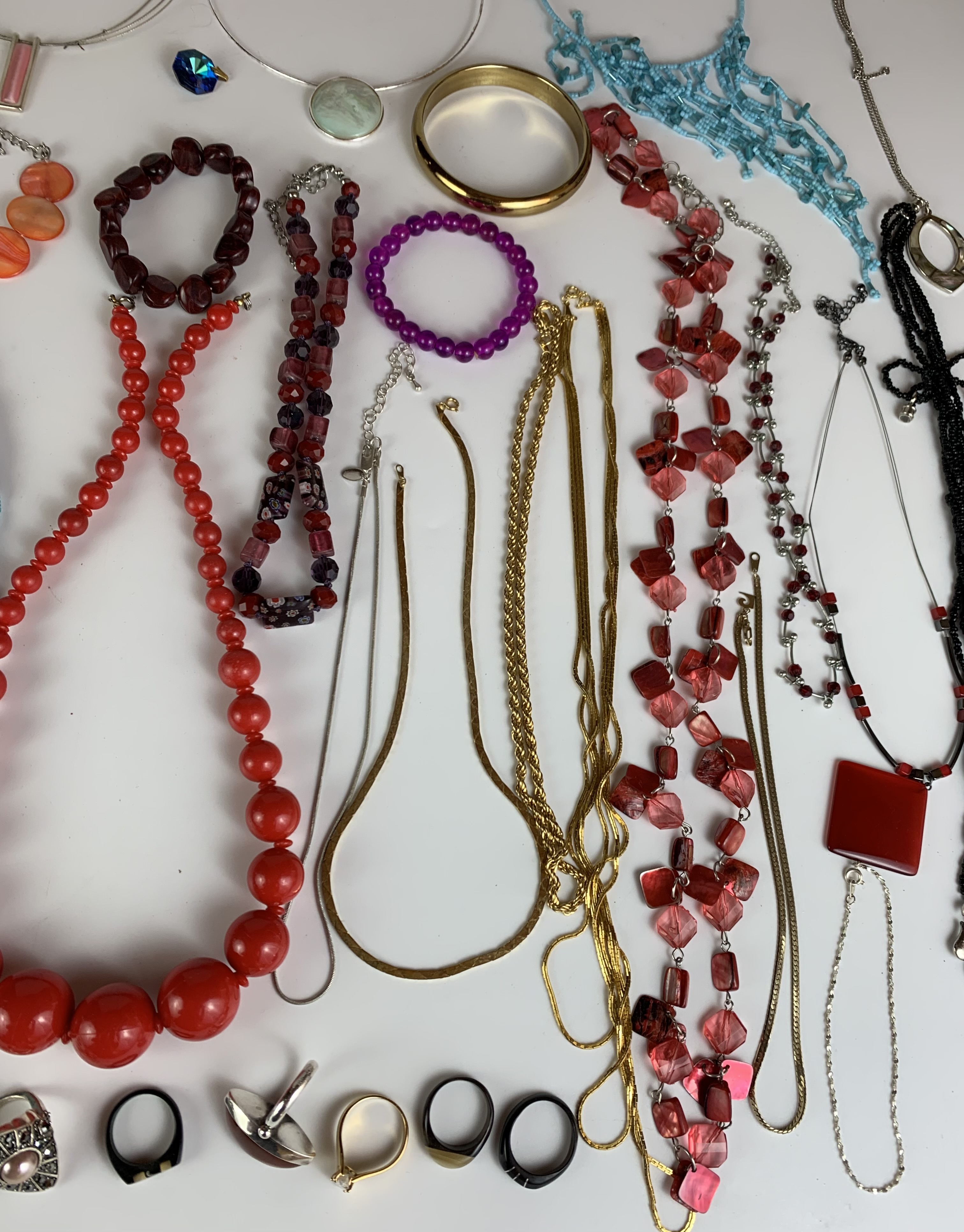 Dress jewellery including necklaces, beads, bracelets, rings etc. - Image 9 of 14