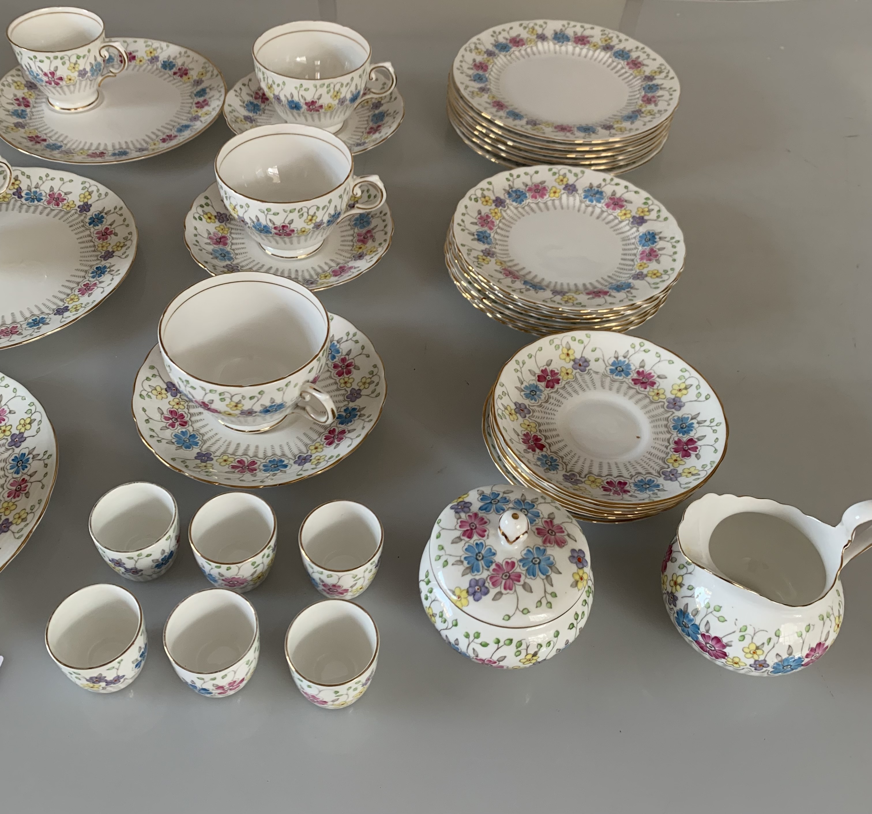 44 piece part Tuscan china tea service comprising 6 cups, 6 saucers, 3 large cups, 3 large - Image 4 of 5