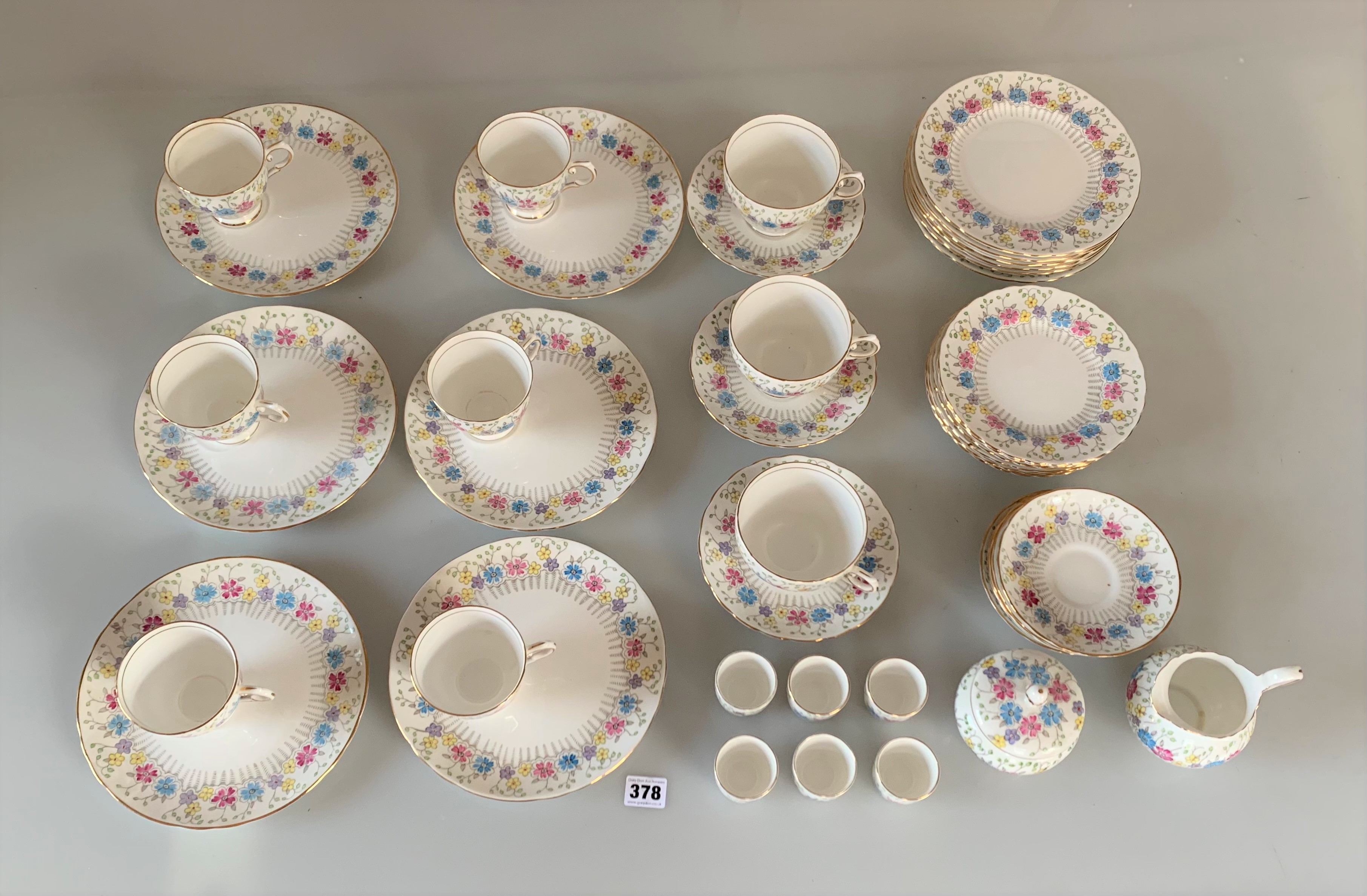 44 piece part Tuscan china tea service comprising 6 cups, 6 saucers, 3 large cups, 3 large