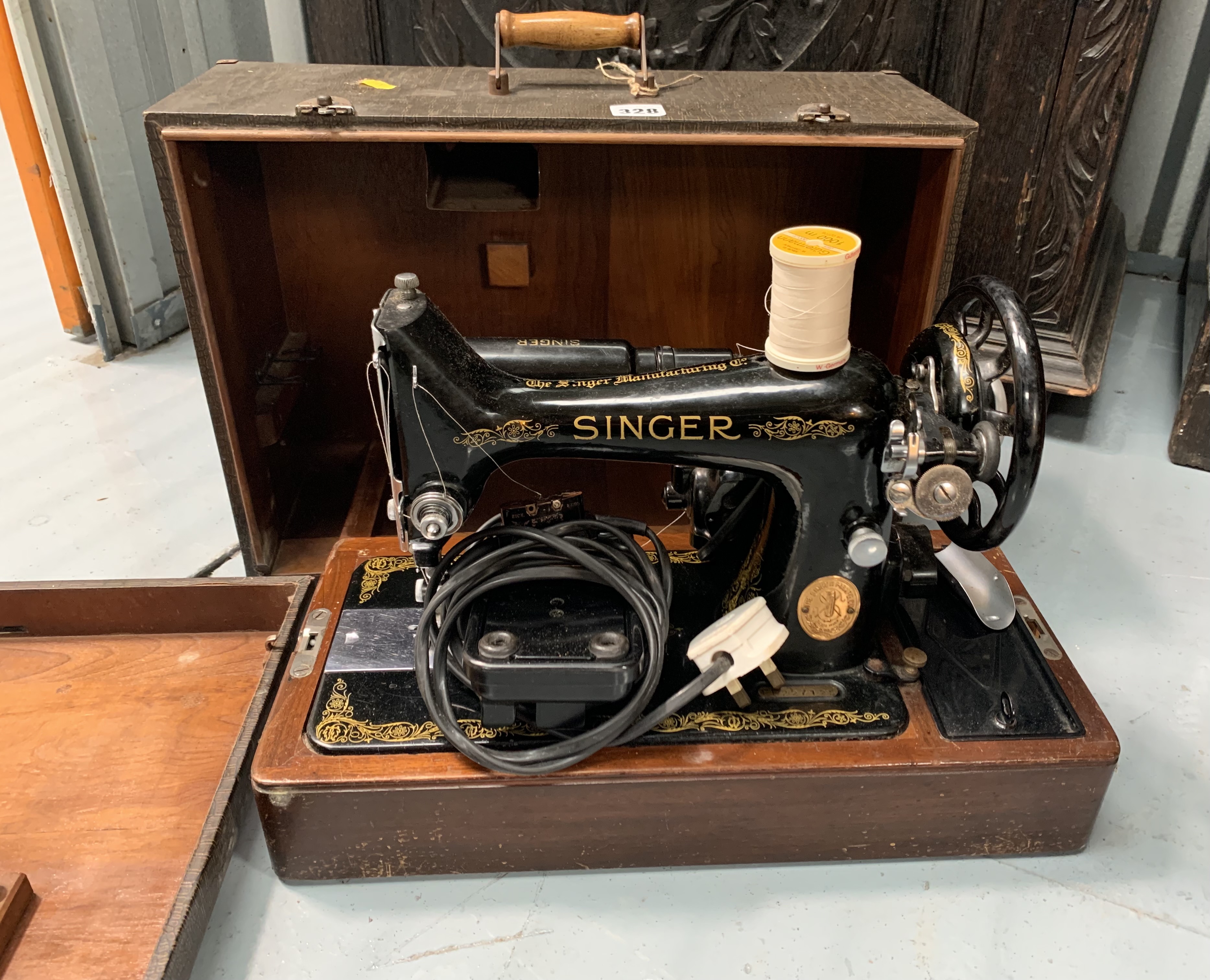 Singer sewing machine in case with accessories - Image 3 of 4