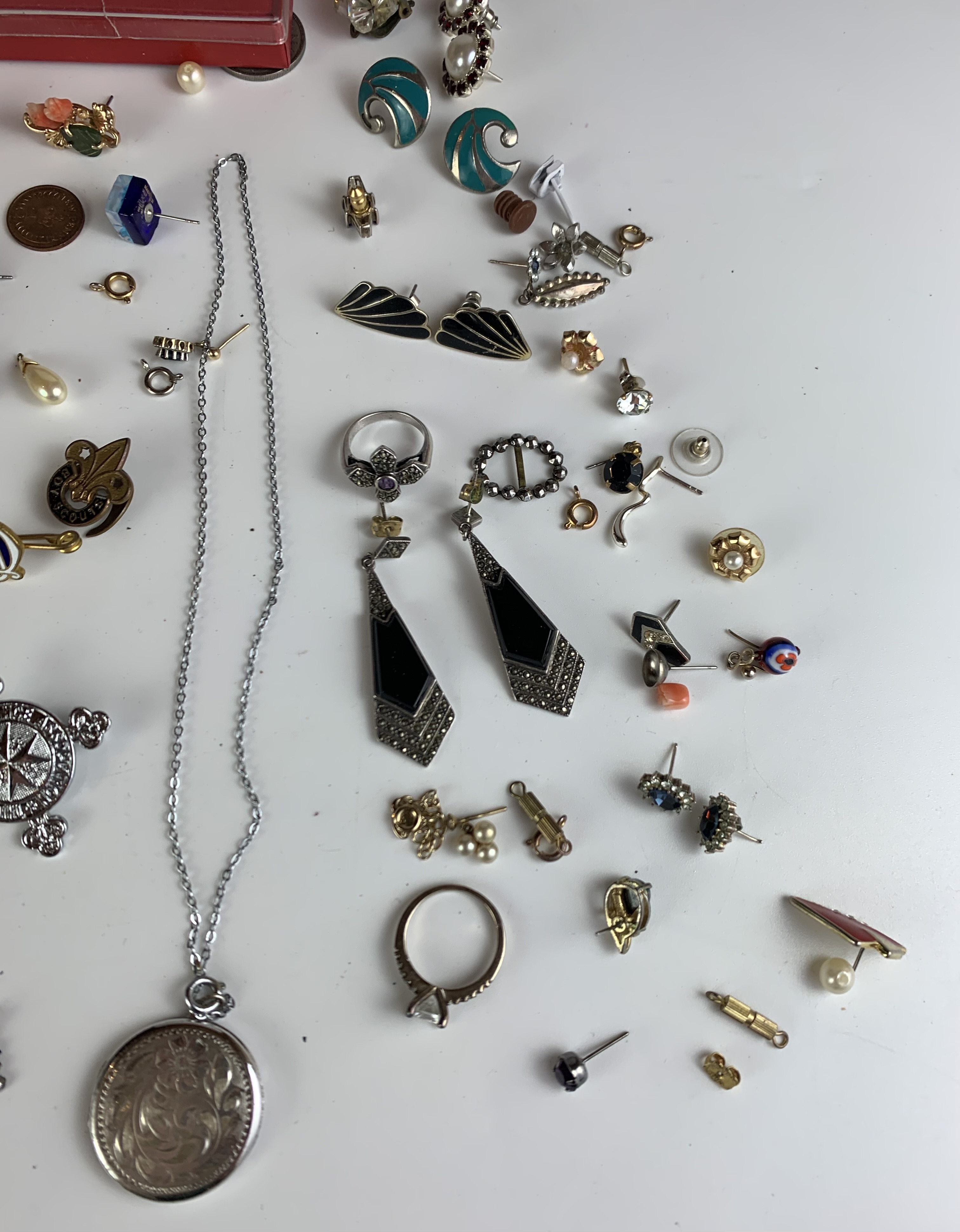 Dress jewellery including brooches, earrings, rings, souvenir spoon, odd coins and Azur watch - Image 6 of 9