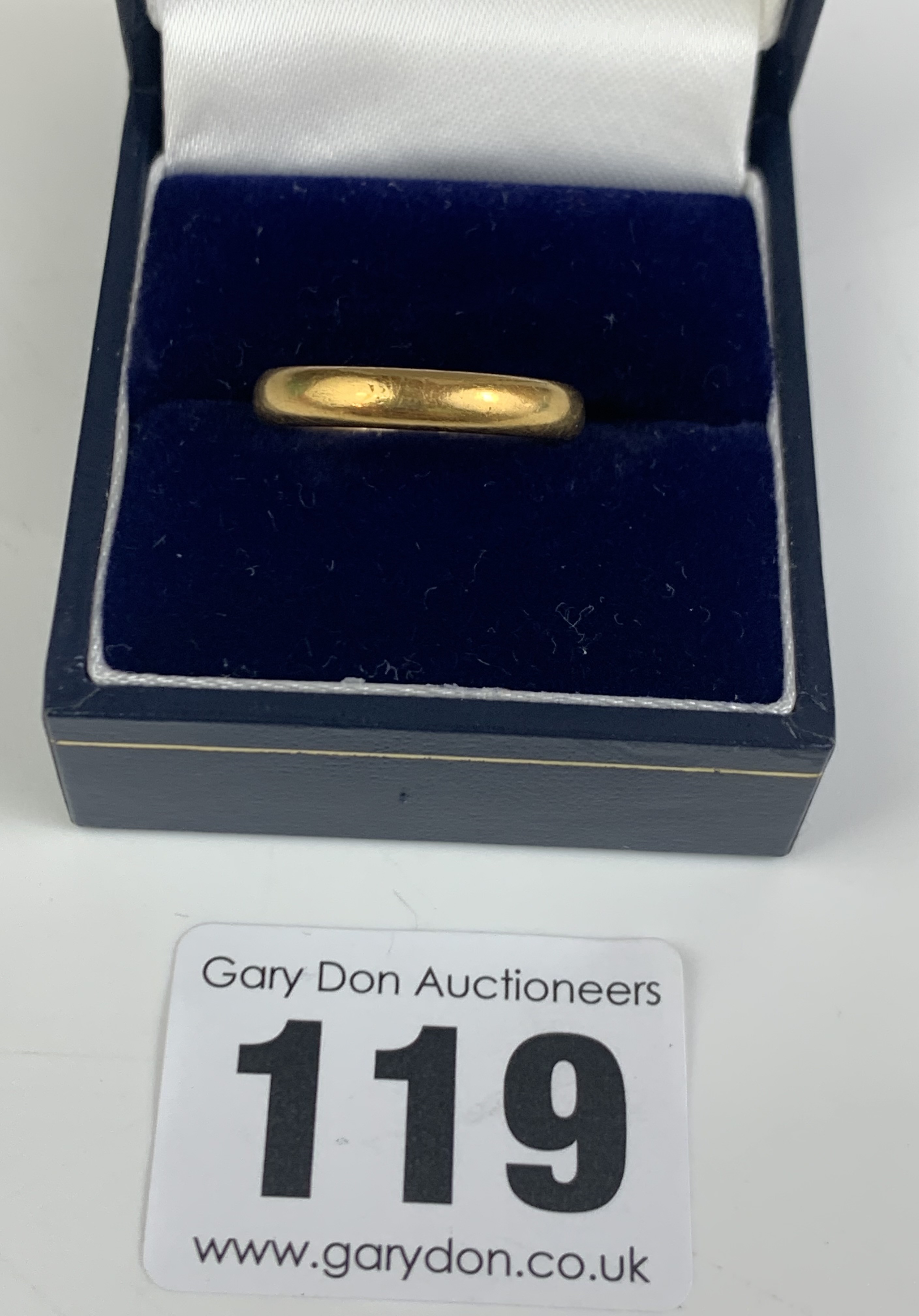 22k gold wedding band, size L, w: 5 gms