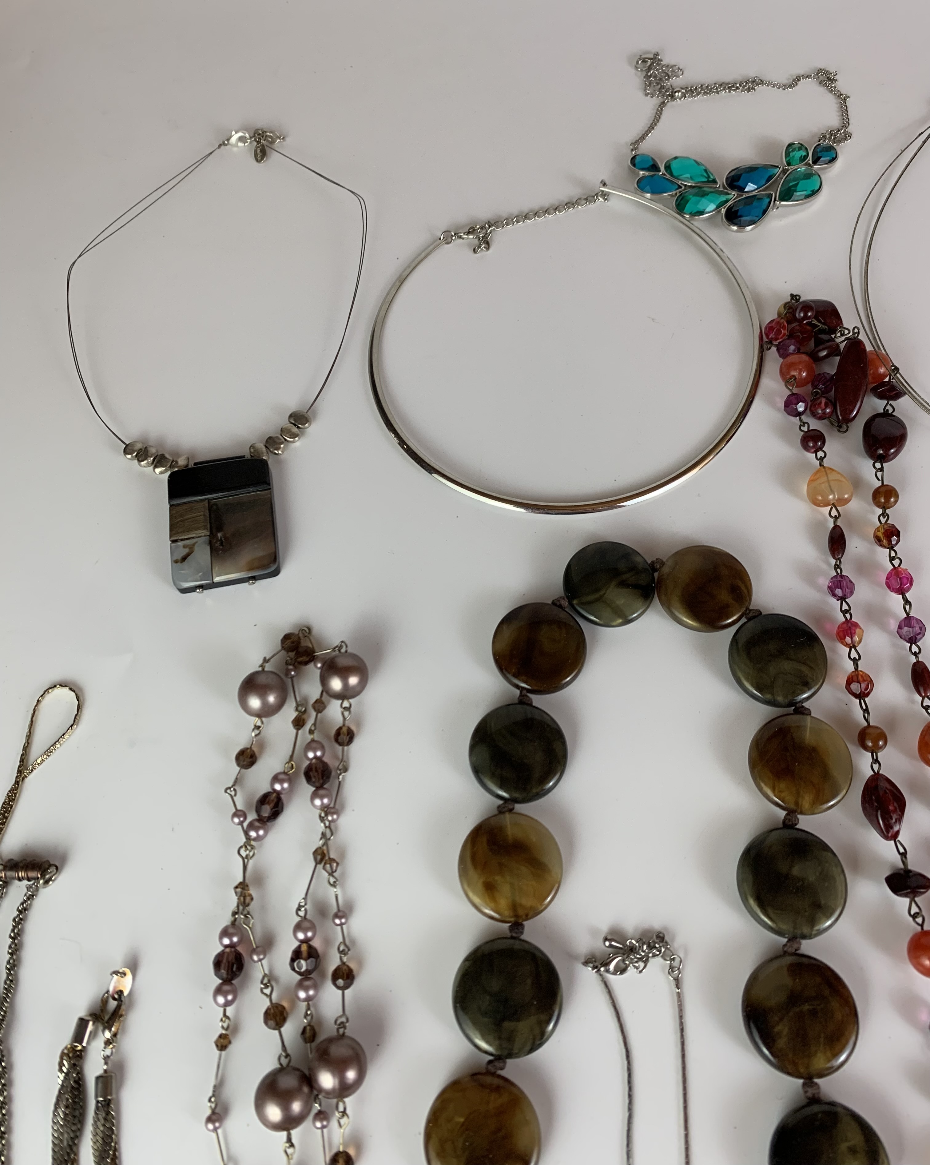 Dress jewellery including necklaces, beads, bracelets, rings etc. - Image 6 of 14