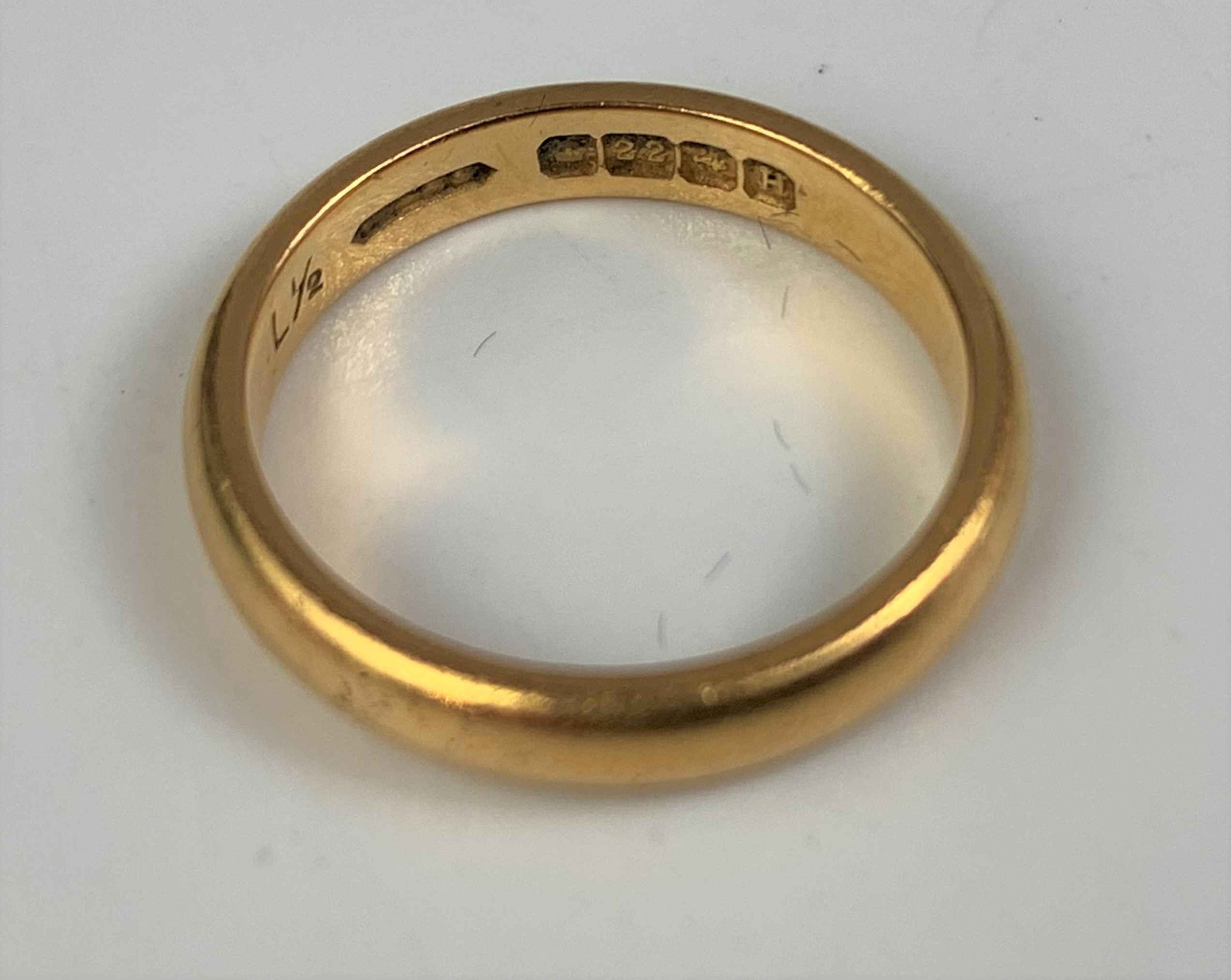 22k gold wedding band, size L, w: 5 gms - Image 3 of 4