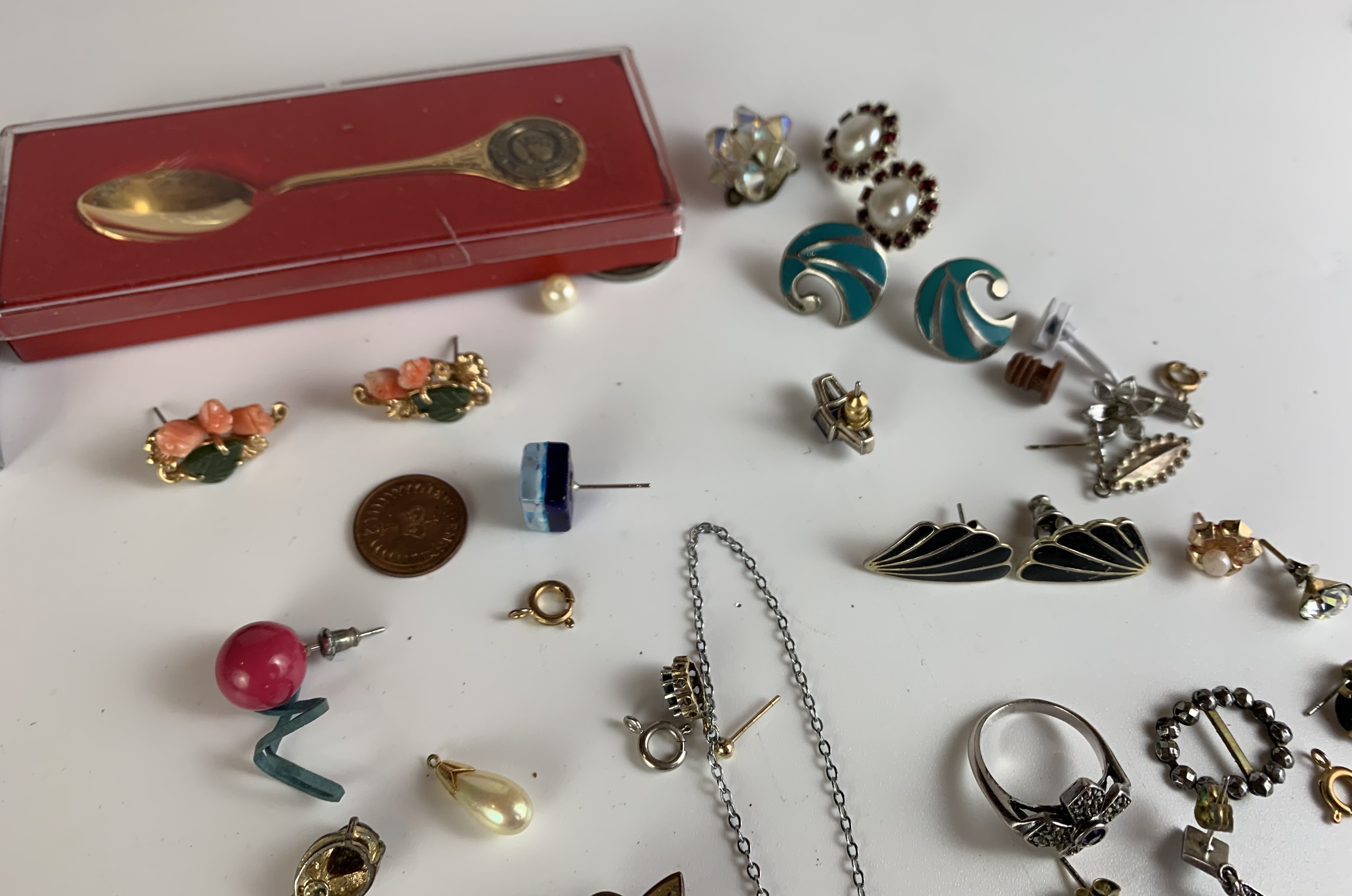 Dress jewellery including brooches, earrings, rings, souvenir spoon, odd coins and Azur watch - Image 8 of 9