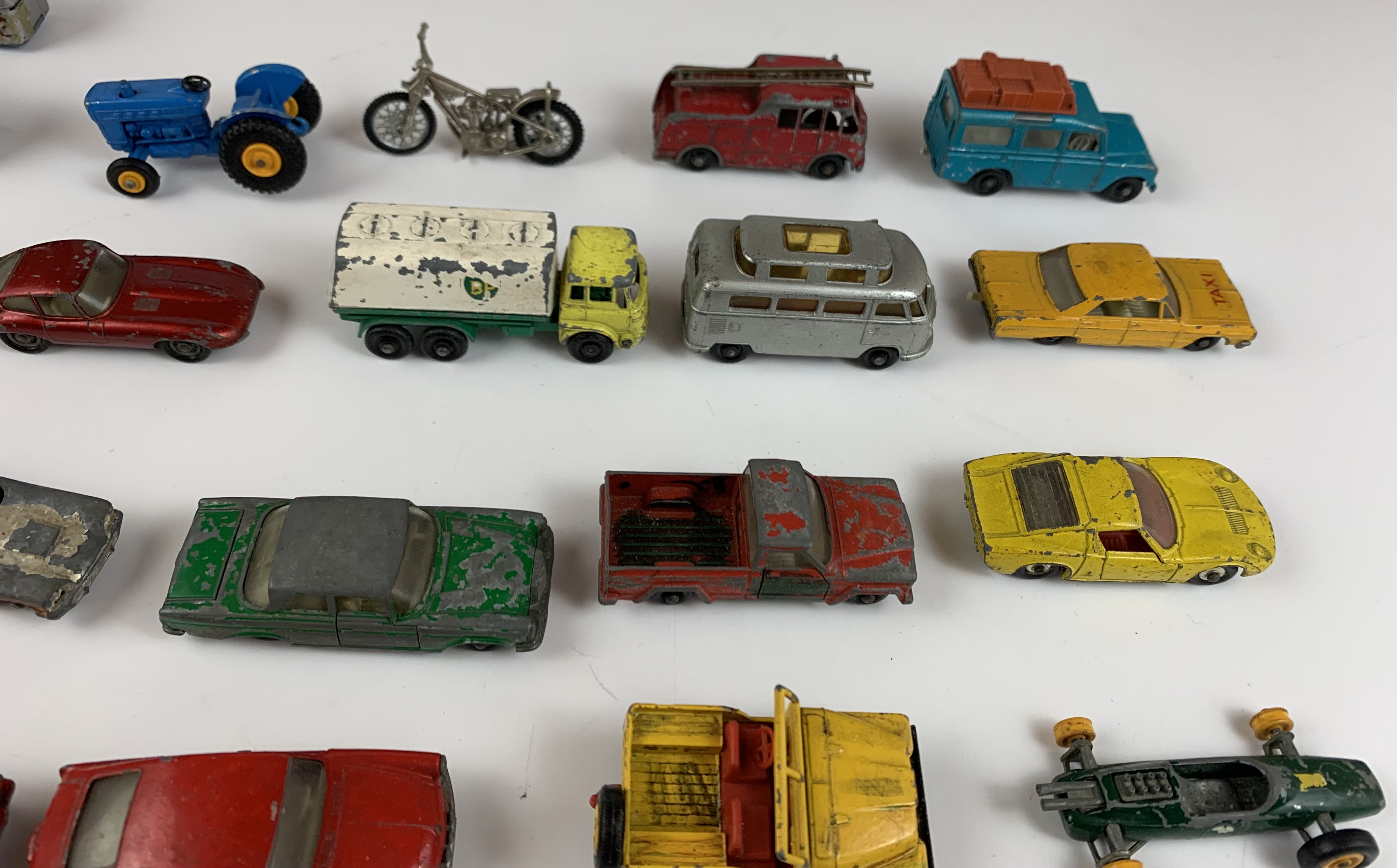 26 assorted small Dinky, Matchbox and other model vehicles - Image 6 of 20