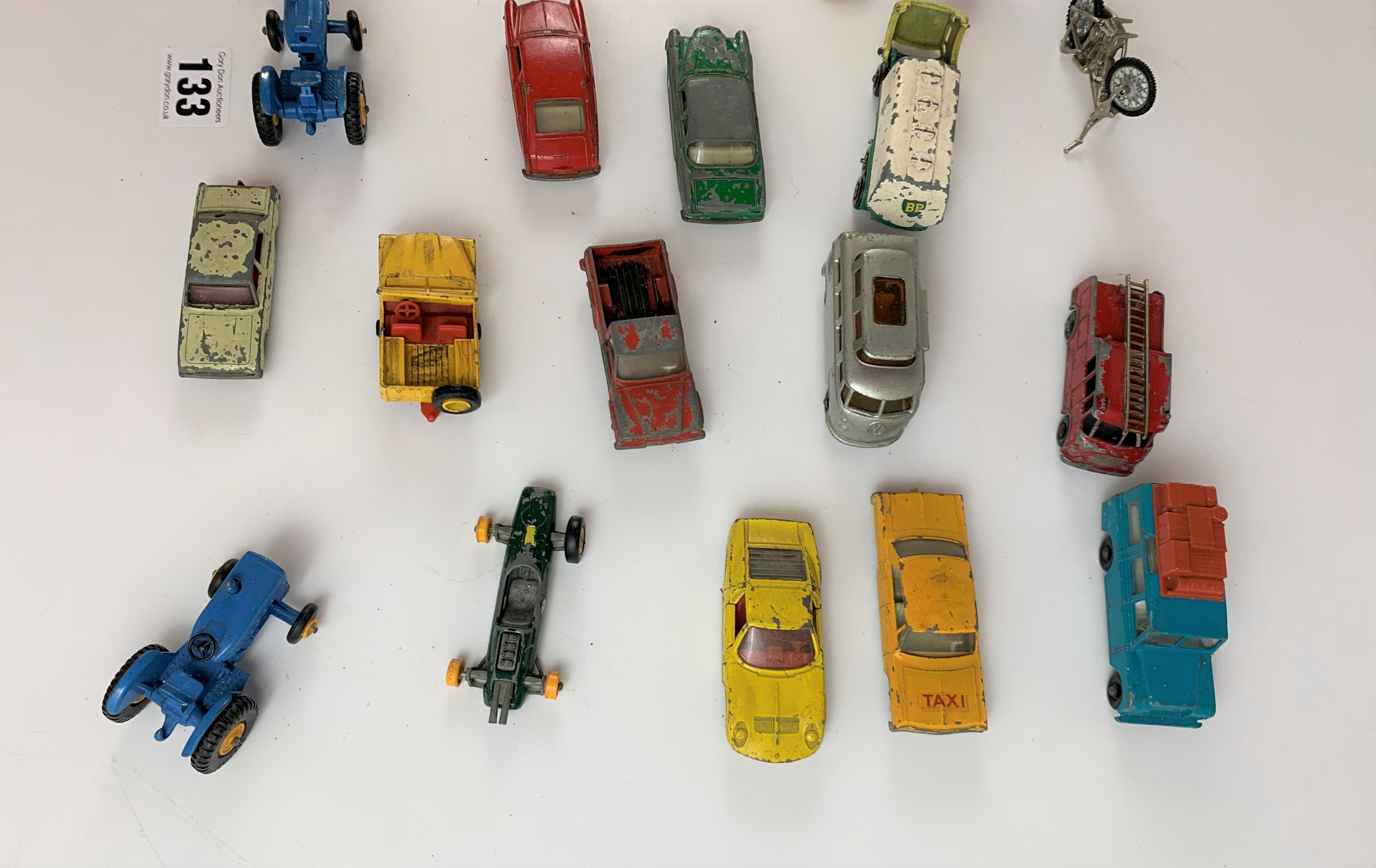 26 assorted small Dinky, Matchbox and other model vehicles - Image 19 of 20