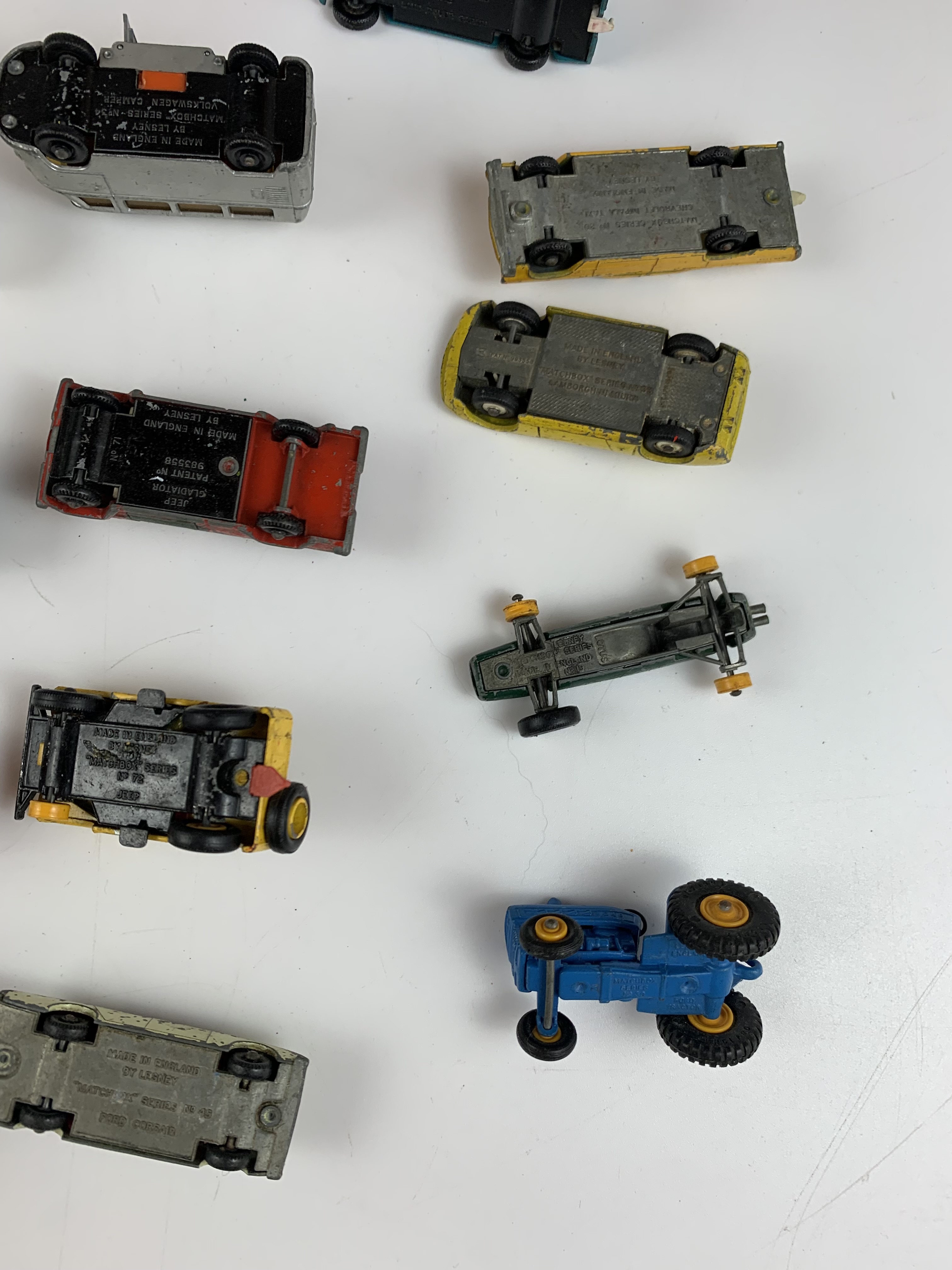 26 assorted small Dinky, Matchbox and other model vehicles - Image 15 of 20