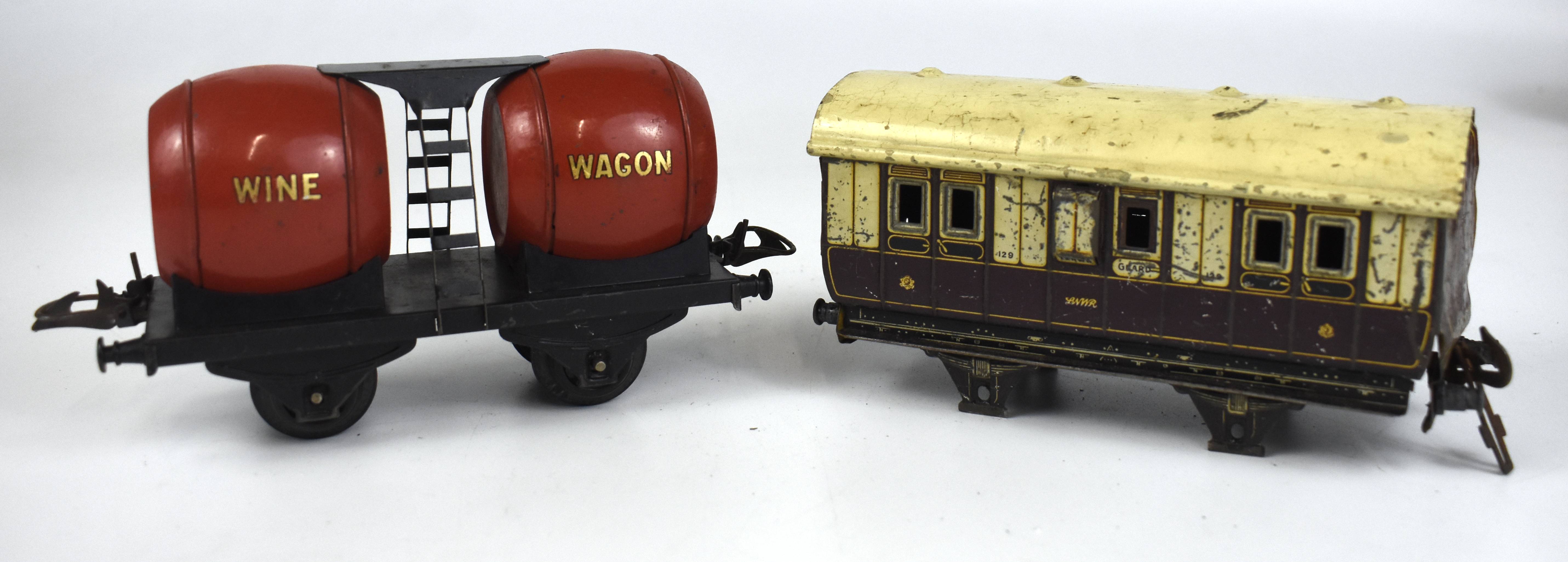 Boxed Hornby series Meccano ‘Wine Wagon’ Double Barrel gauge 0, RS686 and boxed Hornby Series no 2