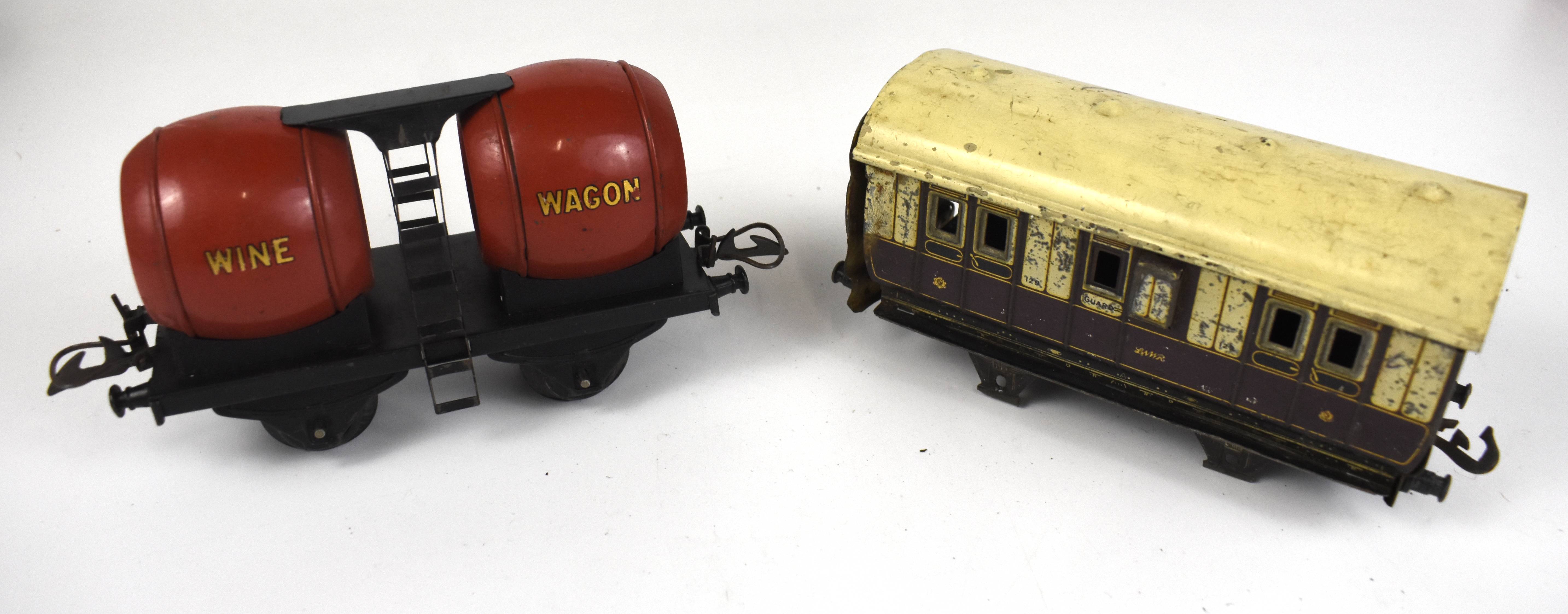 Boxed Hornby series Meccano ‘Wine Wagon’ Double Barrel gauge 0, RS686 and boxed Hornby Series no 2 - Image 2 of 4