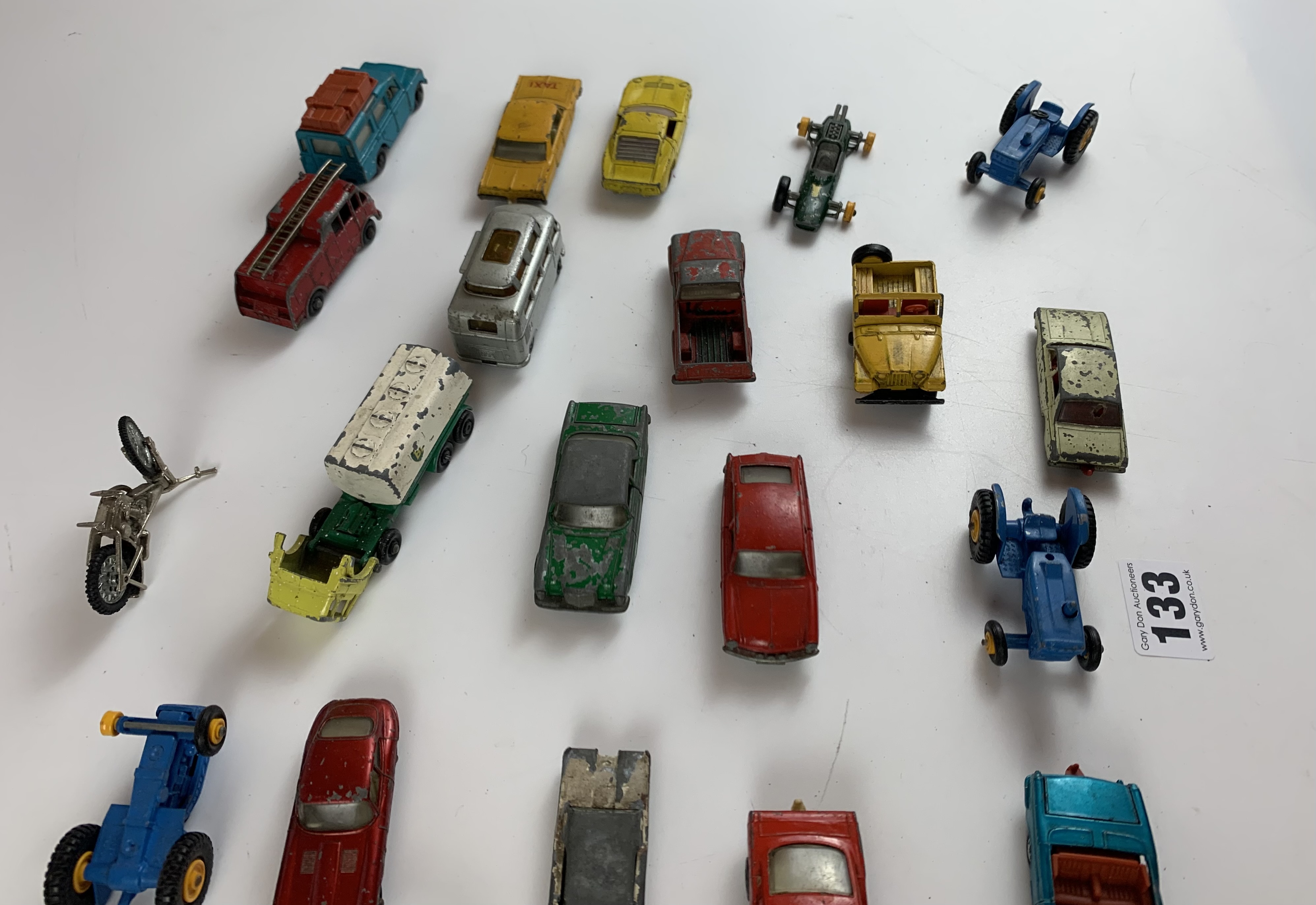 26 assorted small Dinky, Matchbox and other model vehicles - Image 18 of 20