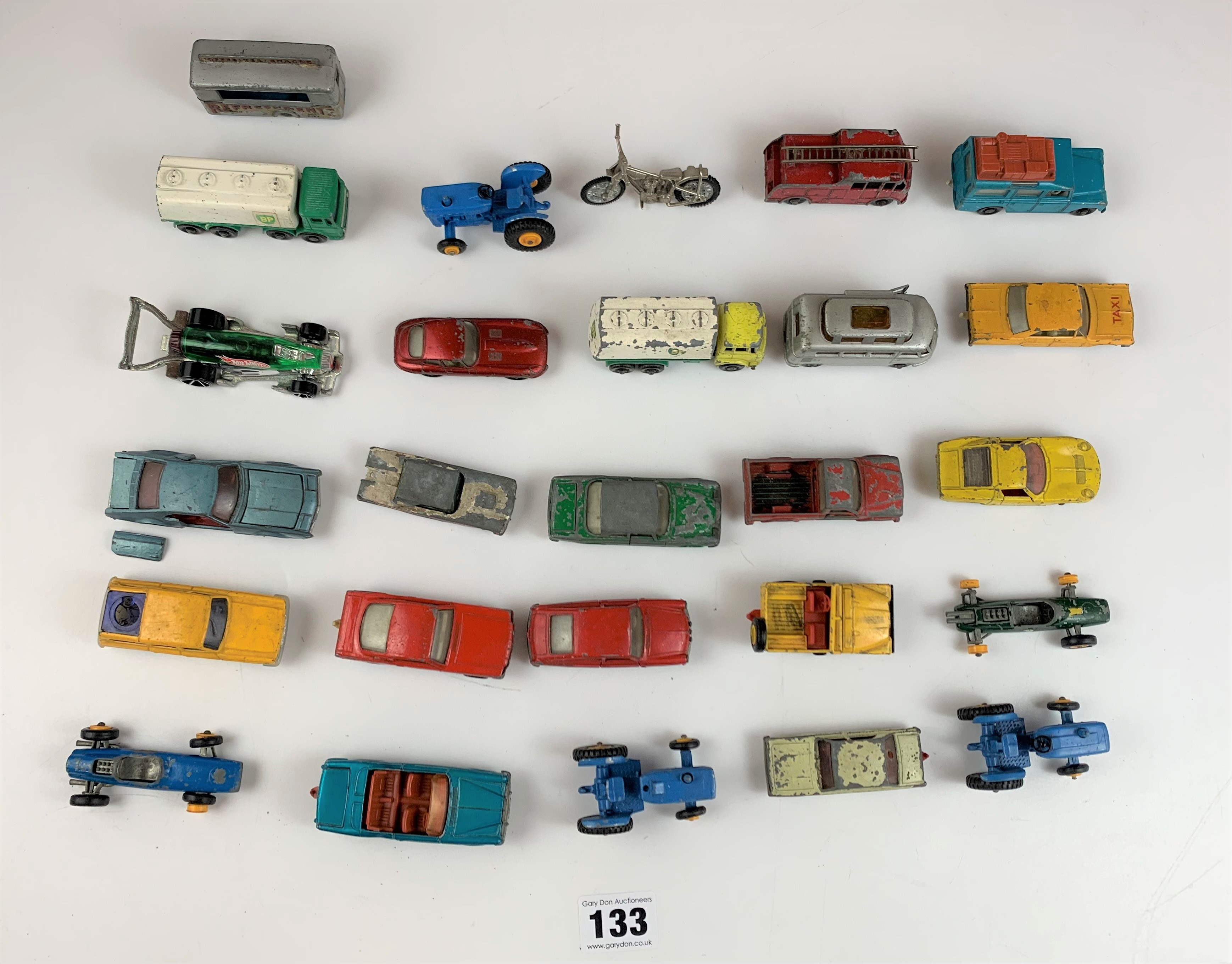 26 assorted small Dinky, Matchbox and other model vehicles - Image 2 of 20