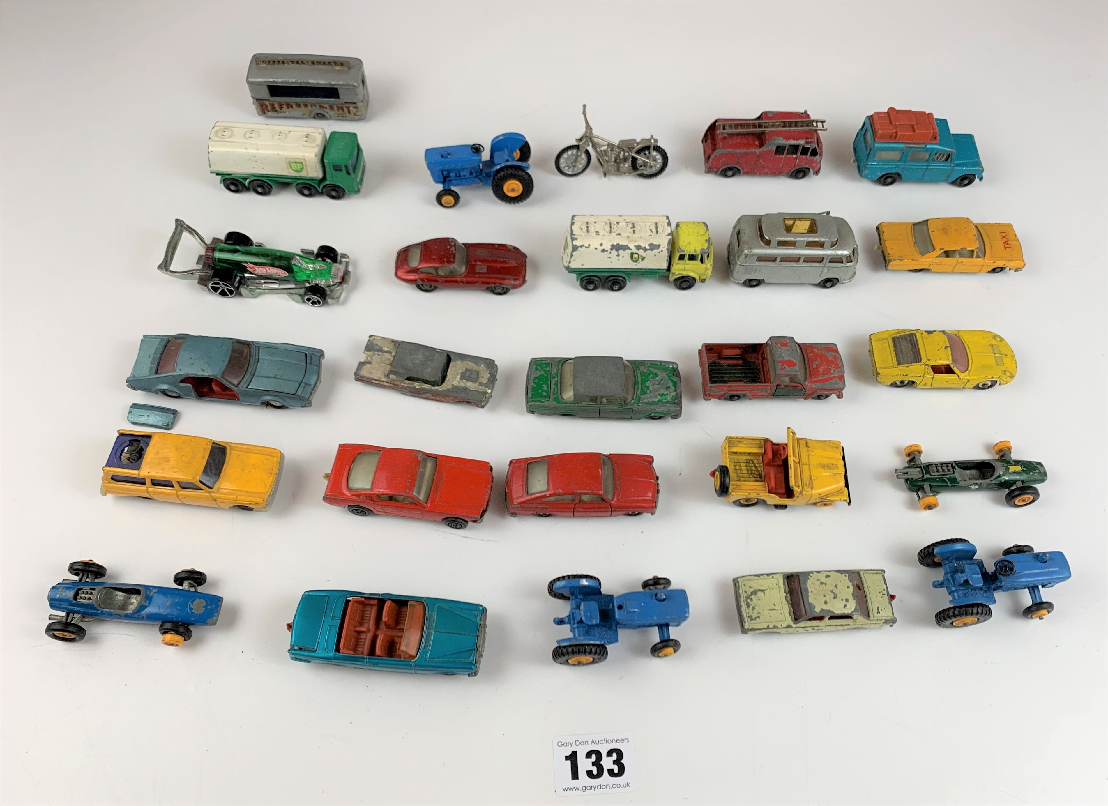 26 assorted small Dinky, Matchbox and other model vehicles