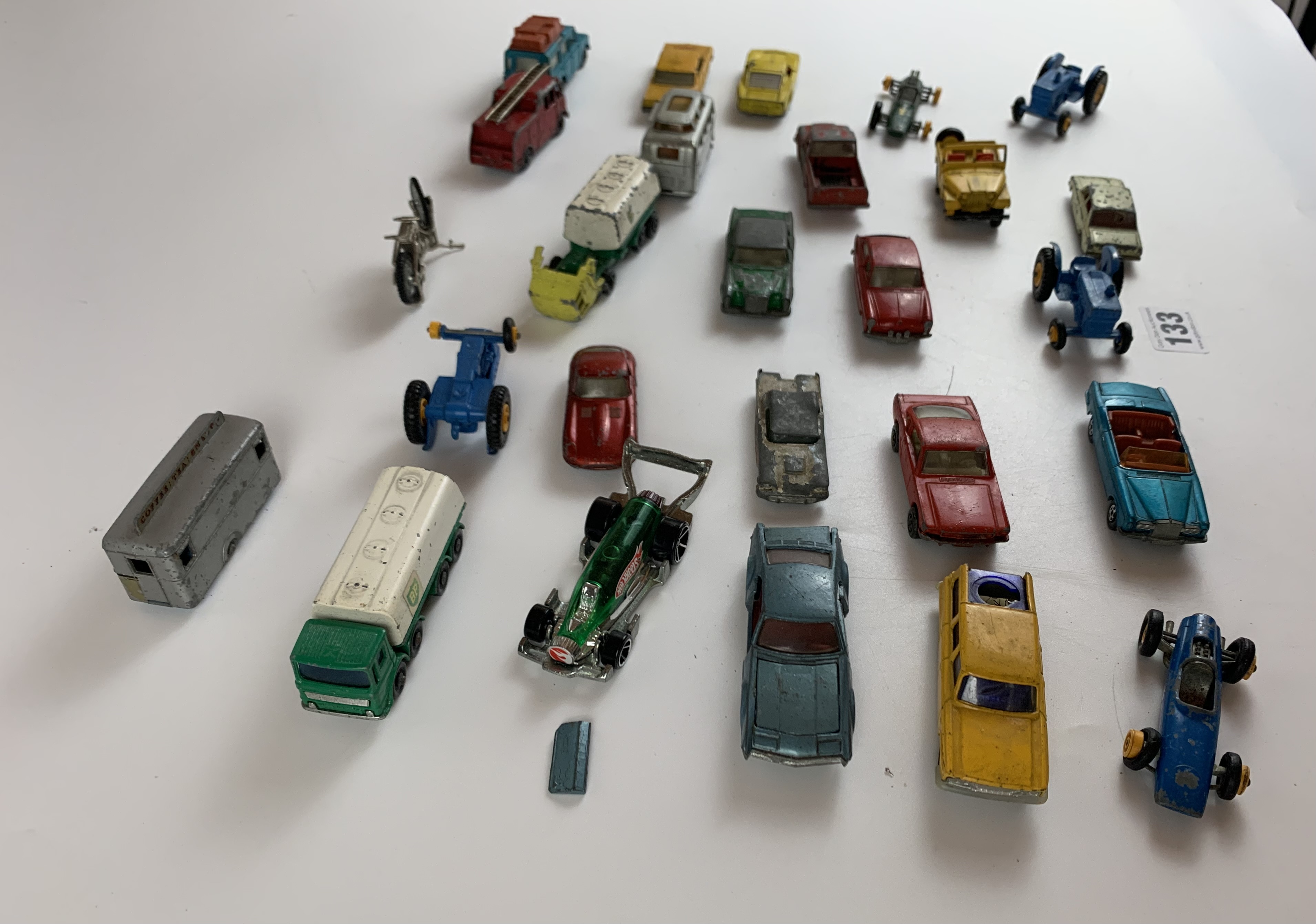 26 assorted small Dinky, Matchbox and other model vehicles - Image 17 of 20