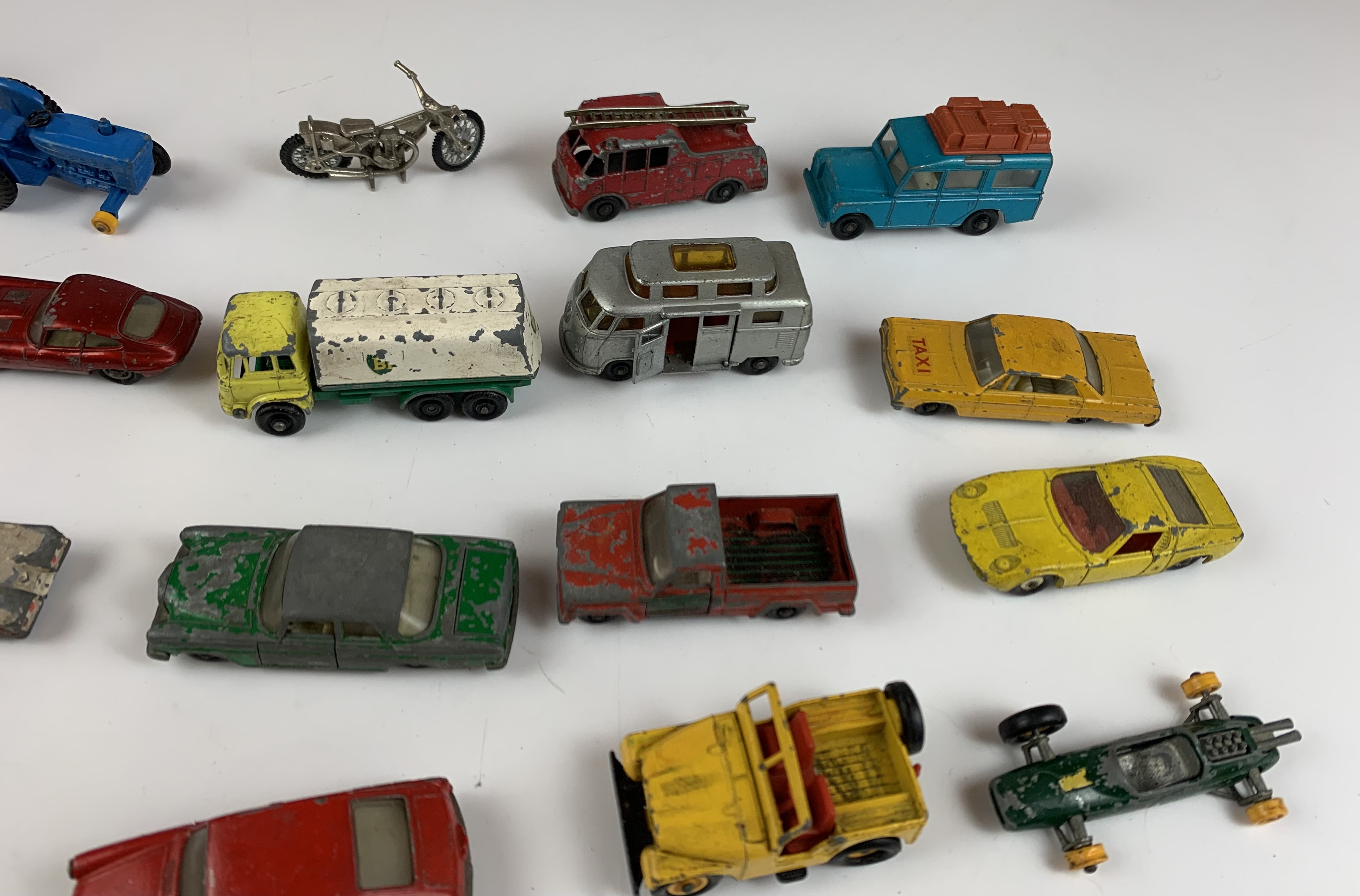 26 assorted small Dinky, Matchbox and other model vehicles - Image 10 of 20