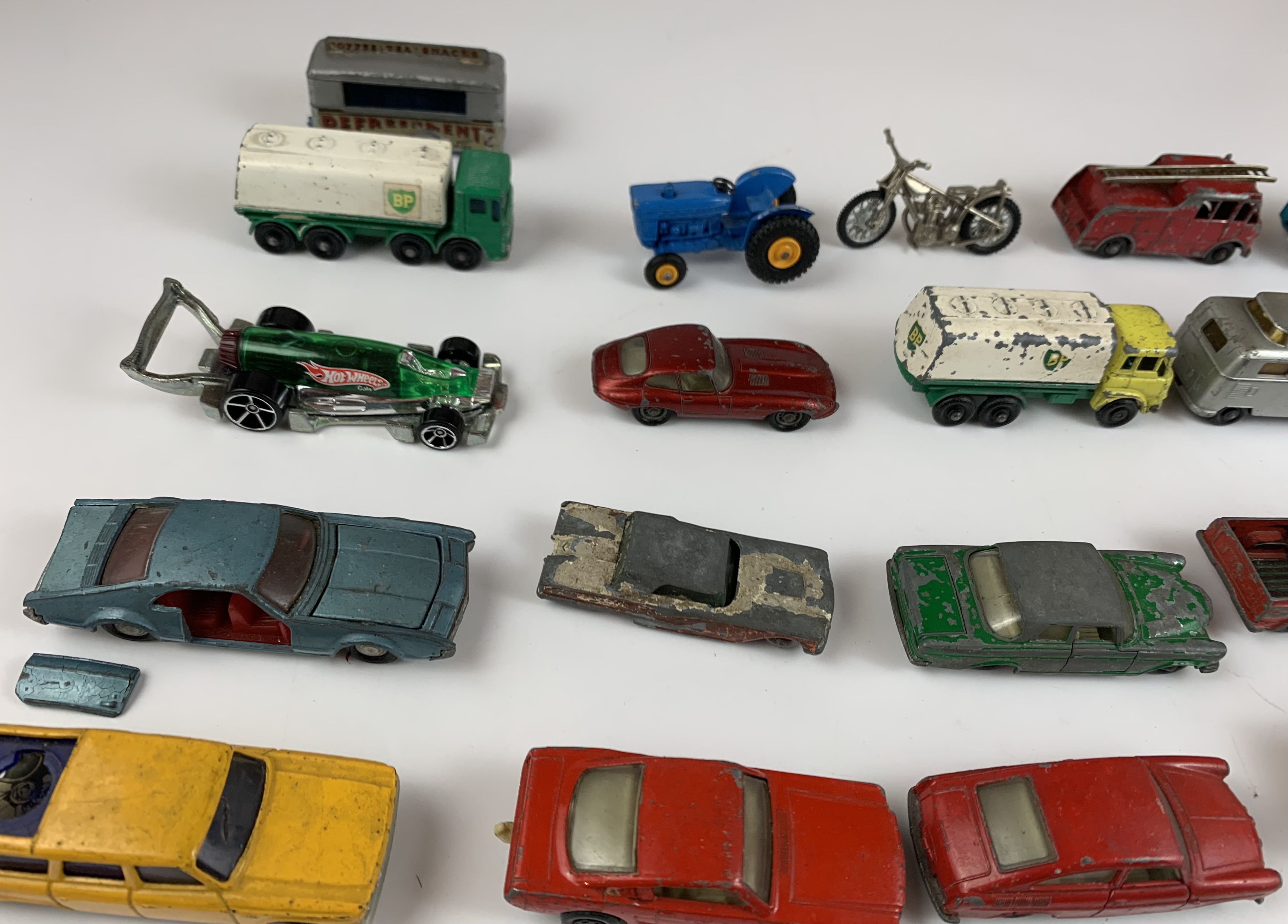 26 assorted small Dinky, Matchbox and other model vehicles - Image 4 of 20