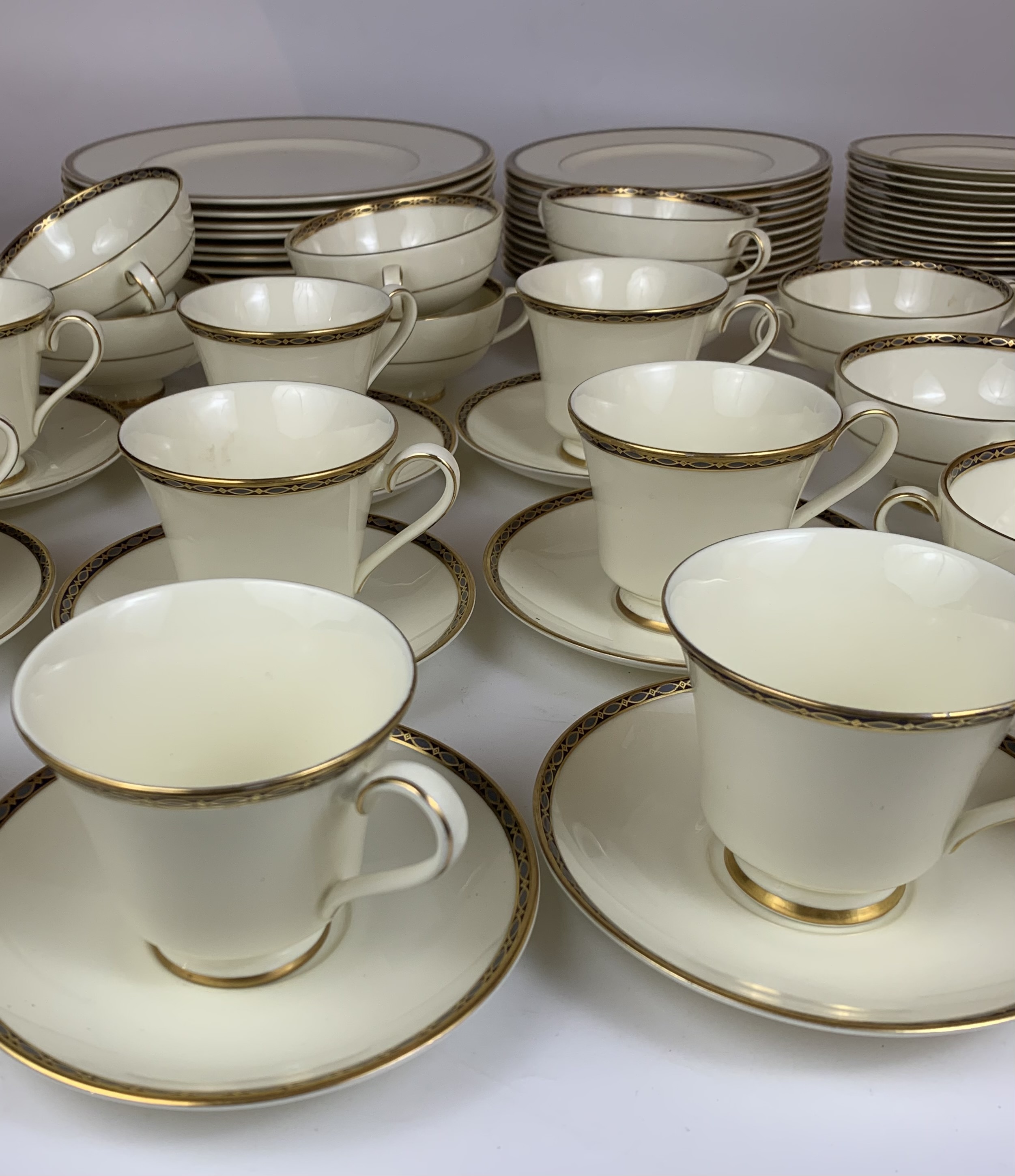82 piece Minton ‘St. James’ tea, coffee and dinner service including 9 tea cups, 12 tea saucers, 6 - Image 3 of 6