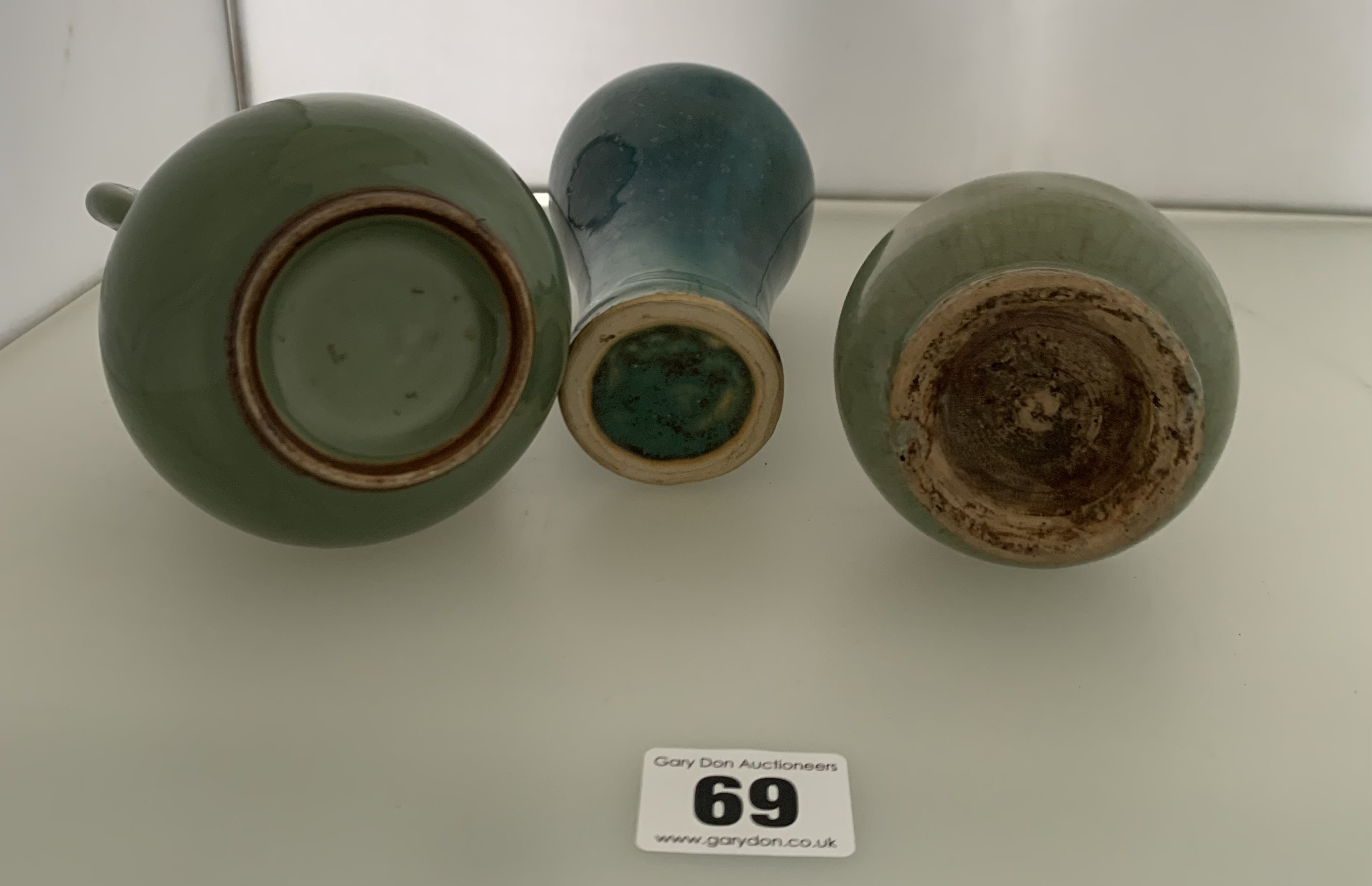 5 assorted sized green pottery vases, 2 x 9” high, 5.5” (damaged) , 5” and 4” high - Image 6 of 6