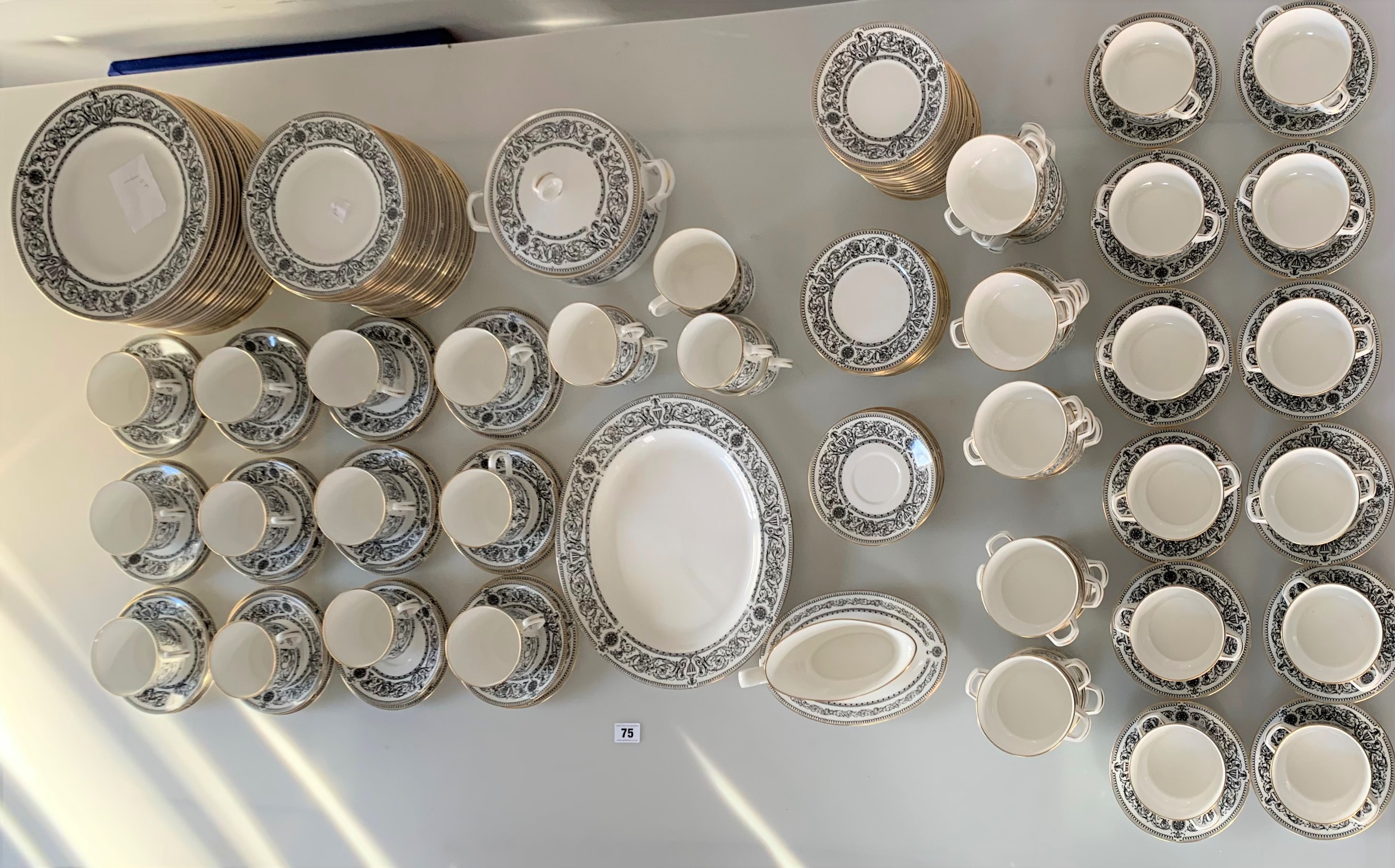 157 piece Royal Worcester ‘Padua’ tea and dinner service, 1st quality to include 20 dinner plates,