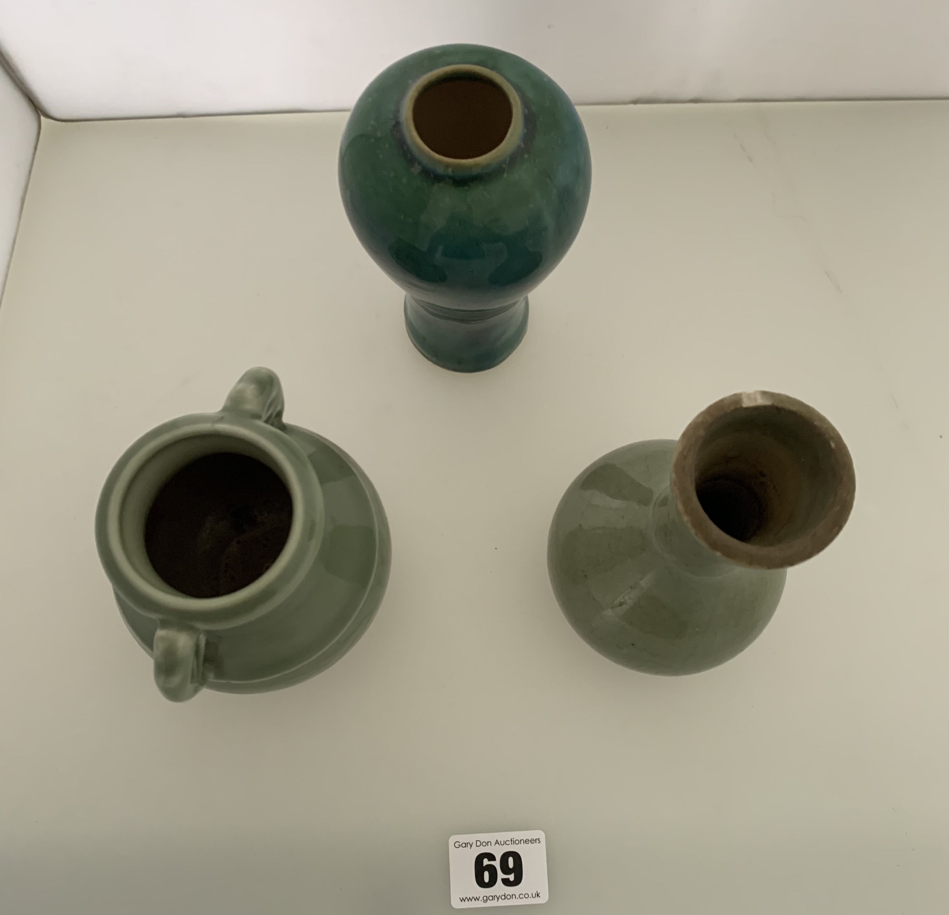 5 assorted sized green pottery vases, 2 x 9” high, 5.5” (damaged) , 5” and 4” high - Image 5 of 6