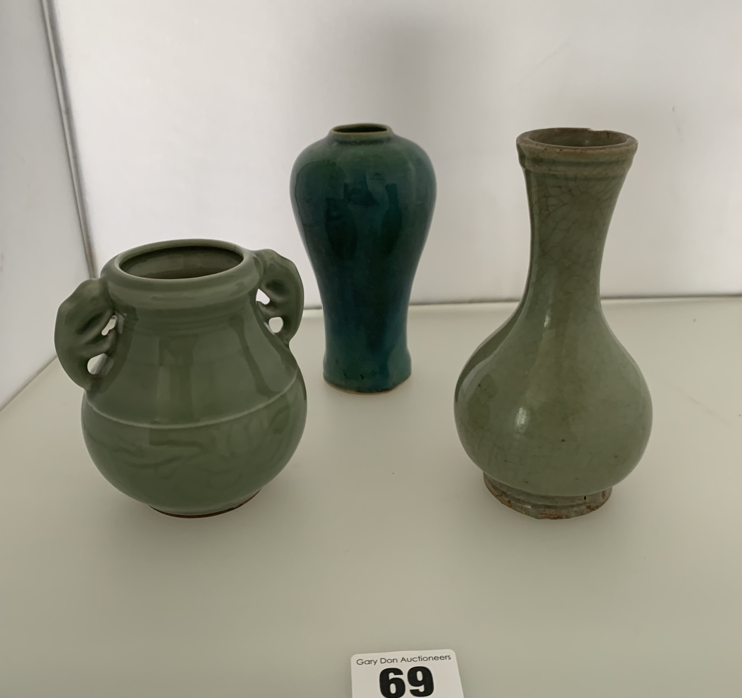 5 assorted sized green pottery vases, 2 x 9” high, 5.5” (damaged) , 5” and 4” high - Image 4 of 6