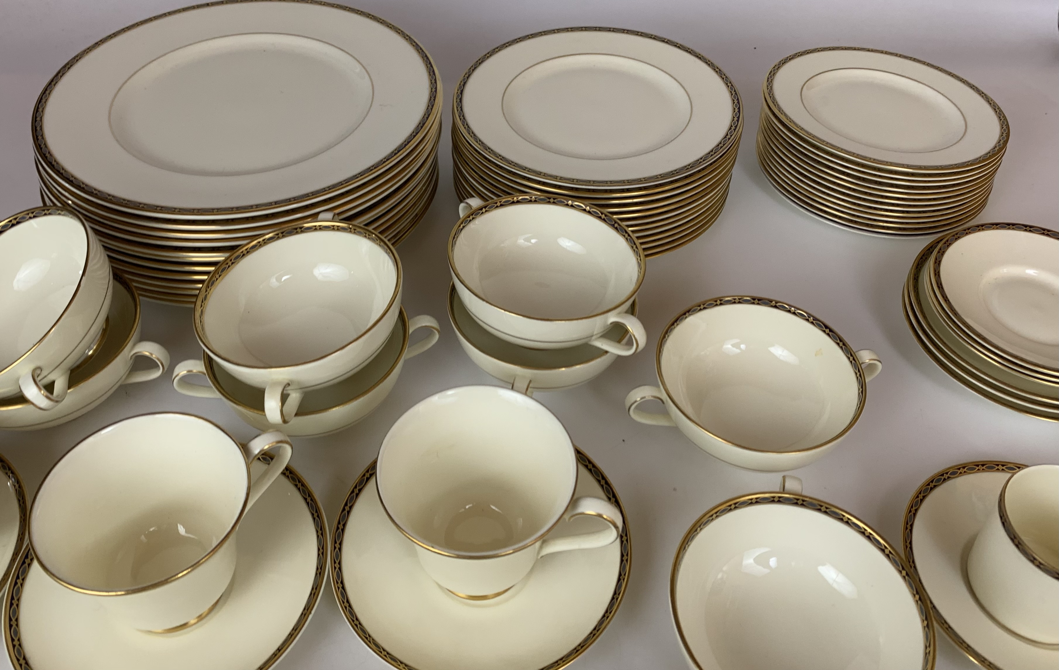 82 piece Minton ‘St. James’ tea, coffee and dinner service including 9 tea cups, 12 tea saucers, 6 - Image 5 of 6