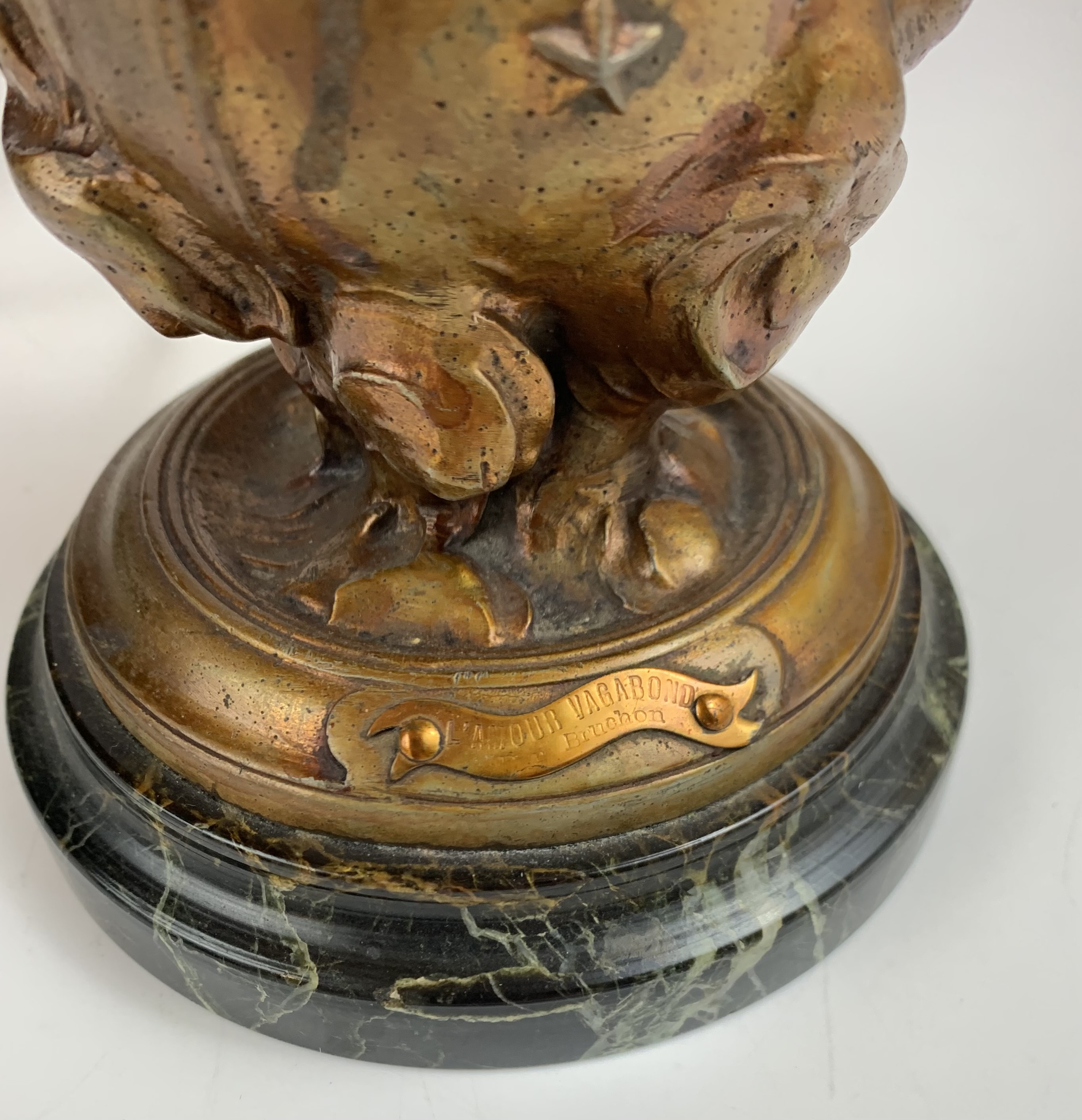 French Spelter cherub lamp on round onyx base with pink lampshade. Marked ‘L’Amour Vagabond’ after - Image 7 of 9