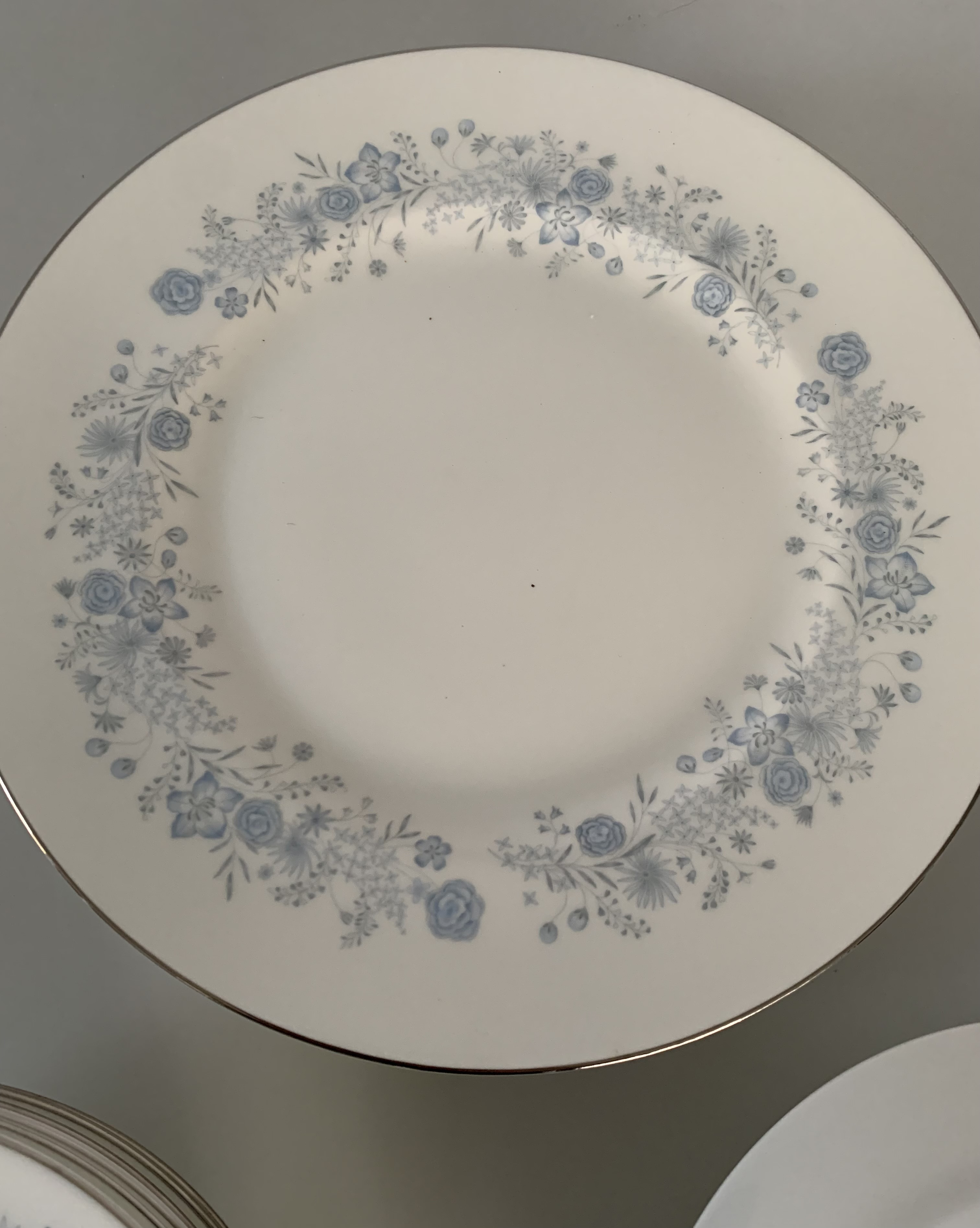 24 piece Wedgwood ‘Belle Fleur’ dinner service including 6 dinner plates, 6 medium plates, 6 soup - Image 4 of 4