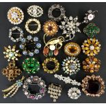 Good collection of costume jewellery brooches (21)