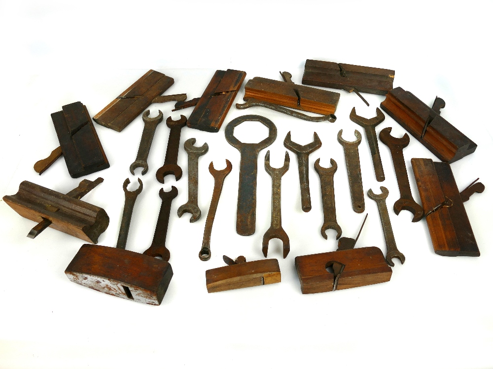 Collection of eleven vintage carpenters wooden planes; together with a collection of fifteen vintage