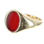 18ct cornelian set signet ring, 7.7gm, 13.5mm, ring size O/P (343)