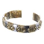 18ct bicolour sprung bangle, 75.8gm (327)