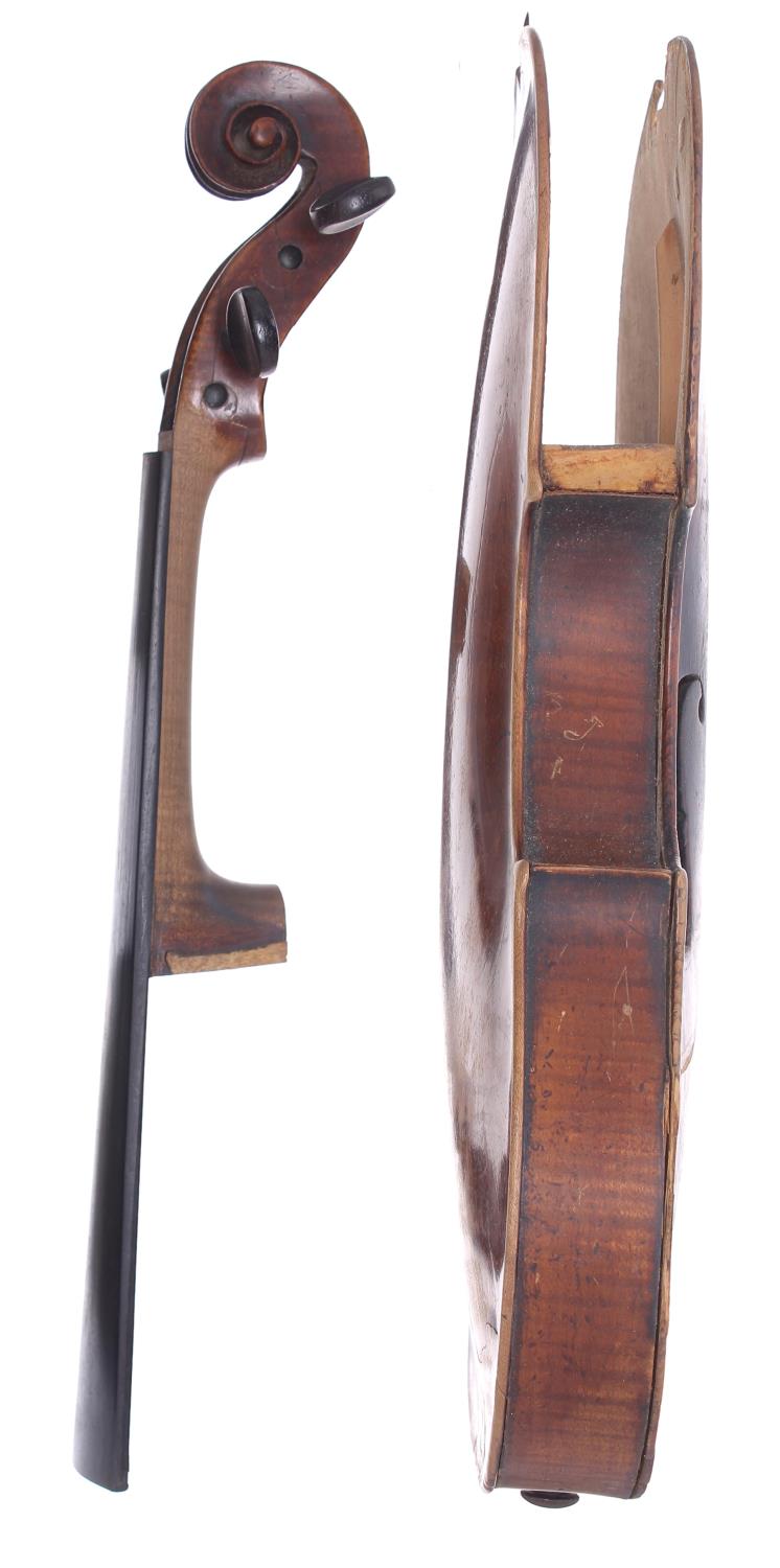 Interesting old violin in need of restoration, case - Image 4 of 4