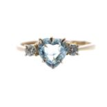 18k yellow gold heart shaped aquamarine and diamond three stone ring, the aquamarine 1.00ct