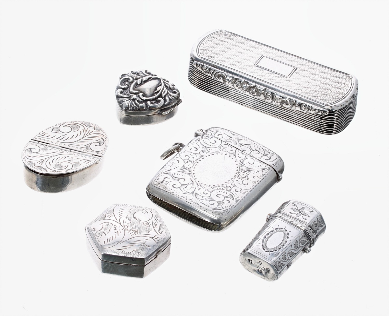 Victorian silver snuff box, maker Neustadt & Barnett, Birmingham, 3" wide; together with three small