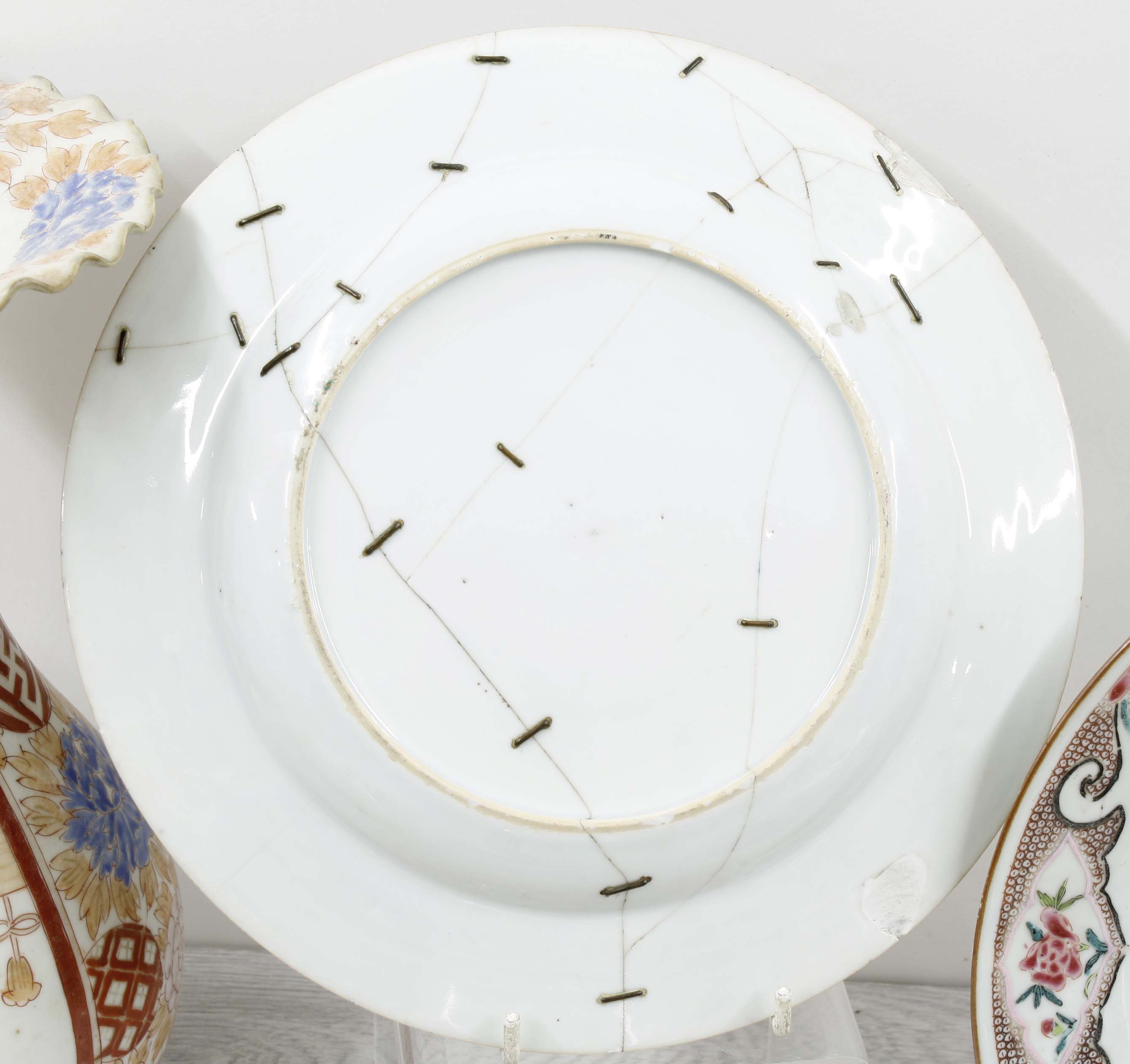 Selected Oriental porcelain items including blue and white jardinière (at fault), two vases, - Bild 3 aus 14