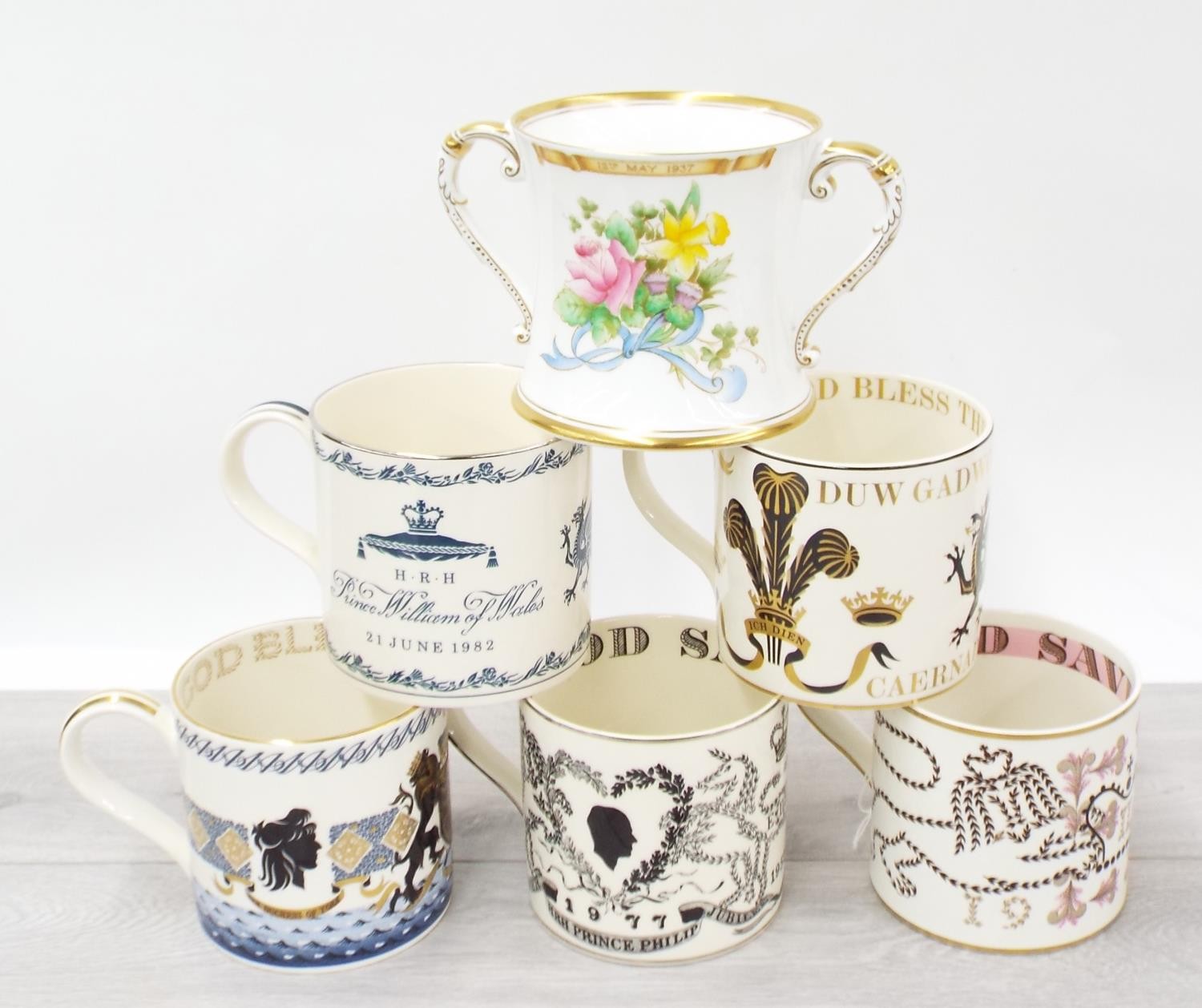 Good collection of Wedgewood commemorative mugs including examples designed by Richard Guyatt; - Bild 2 aus 4