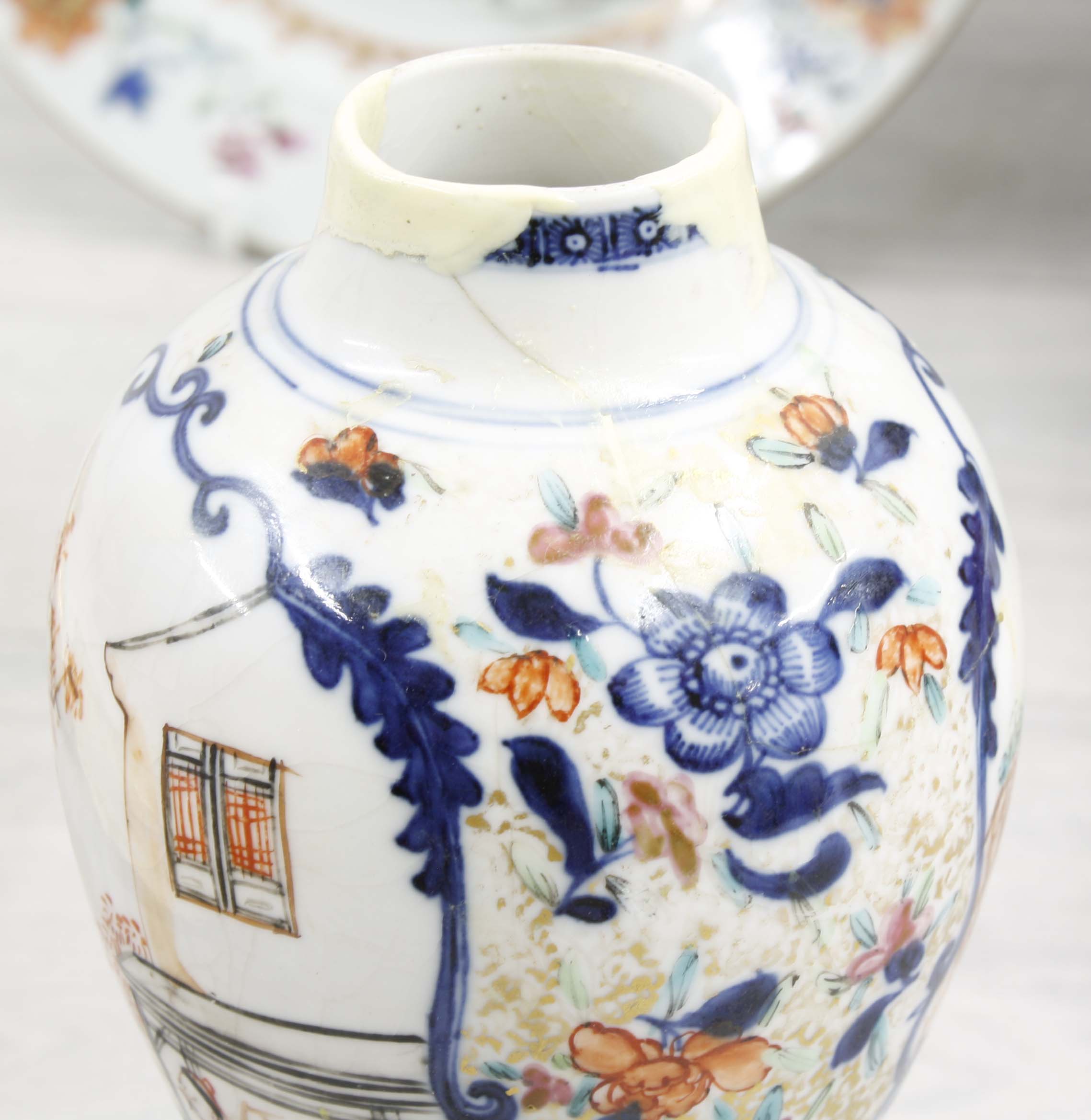 Selected Oriental porcelain items including blue and white jardinière (at fault), two vases, - Bild 13 aus 14