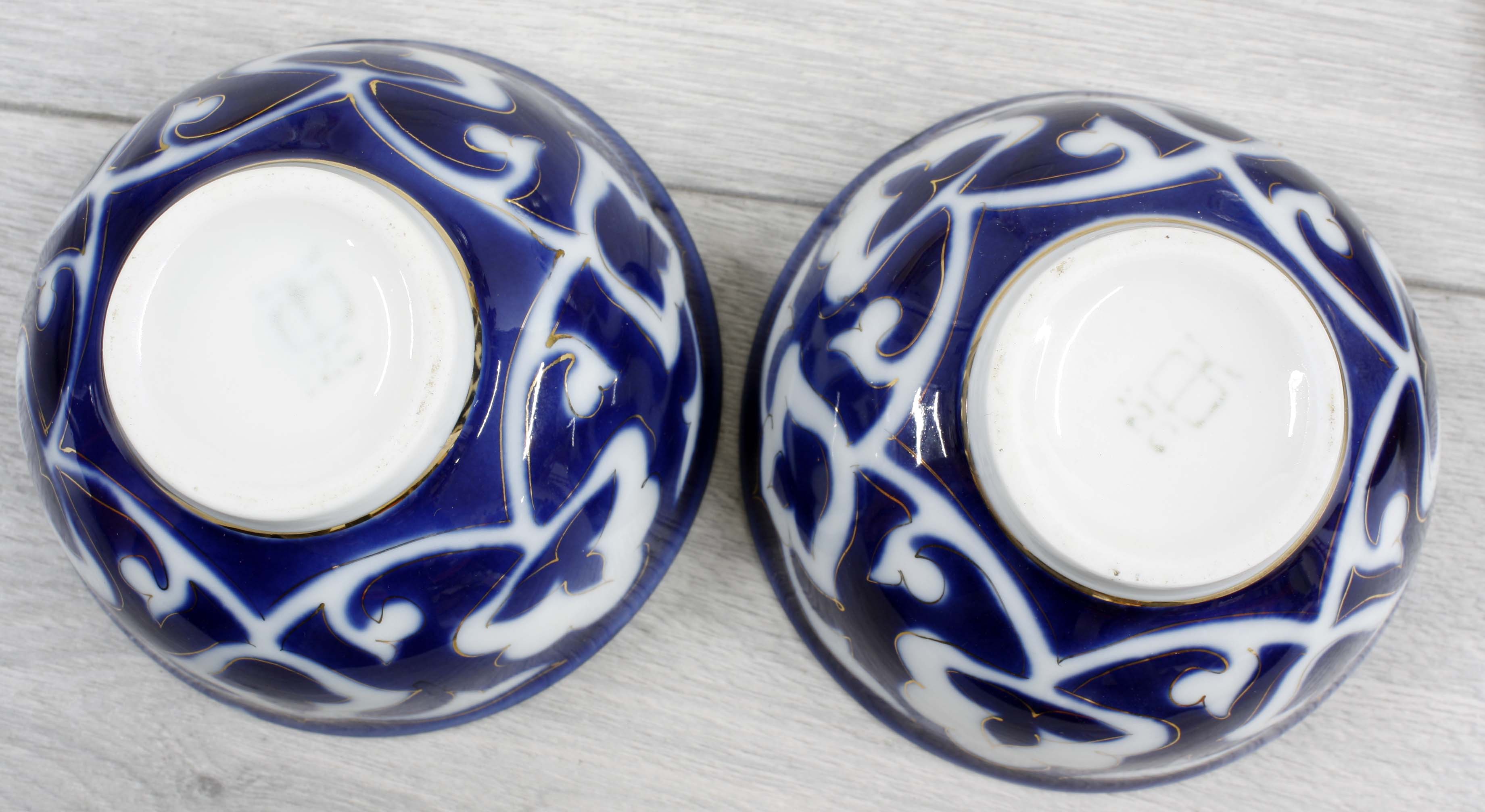 Selected Oriental porcelain items including blue and white jardinière (at fault), two vases, - Bild 12 aus 14